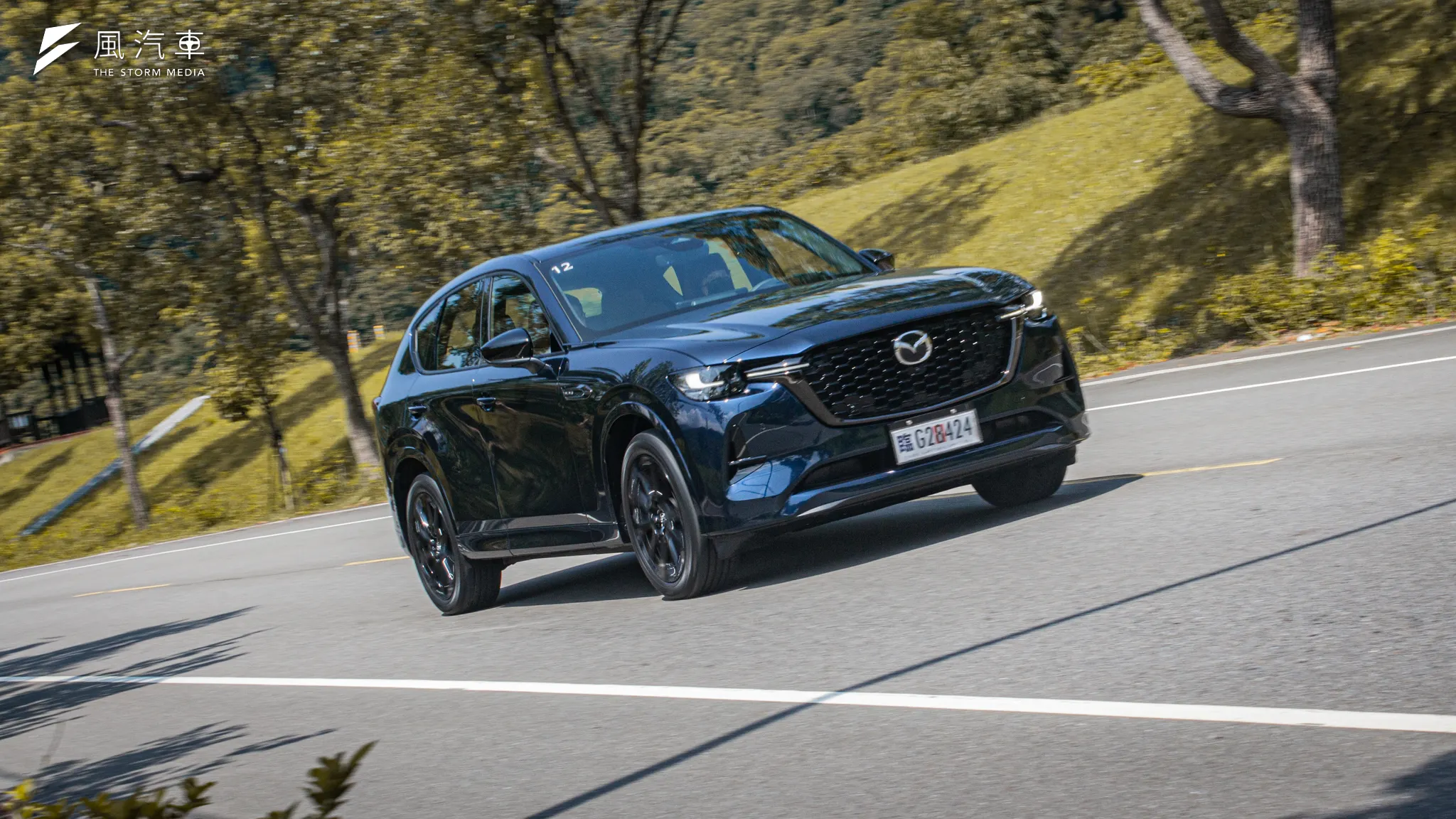 在本次改款中特別調校的底盤及懸吊反應，讓 CX-60 的龐大車體在入彎時更具支撐性。