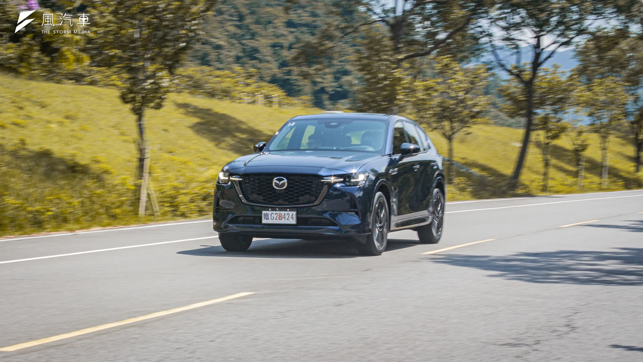 經過升級後的前後懸吊阻尼，讓 Mazda CX-60 在入彎側傾及路面顛頗的抗性都有明顯進步。