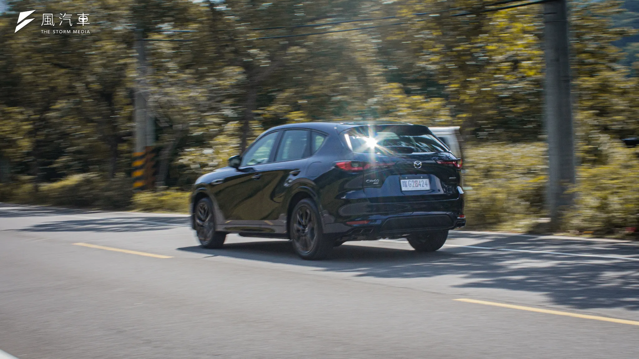 採縱置引擎設計的 Mazda CX-60 在動態上受惠於重心集中，操控轉向比起常見的SUV要明顯靈活許多。