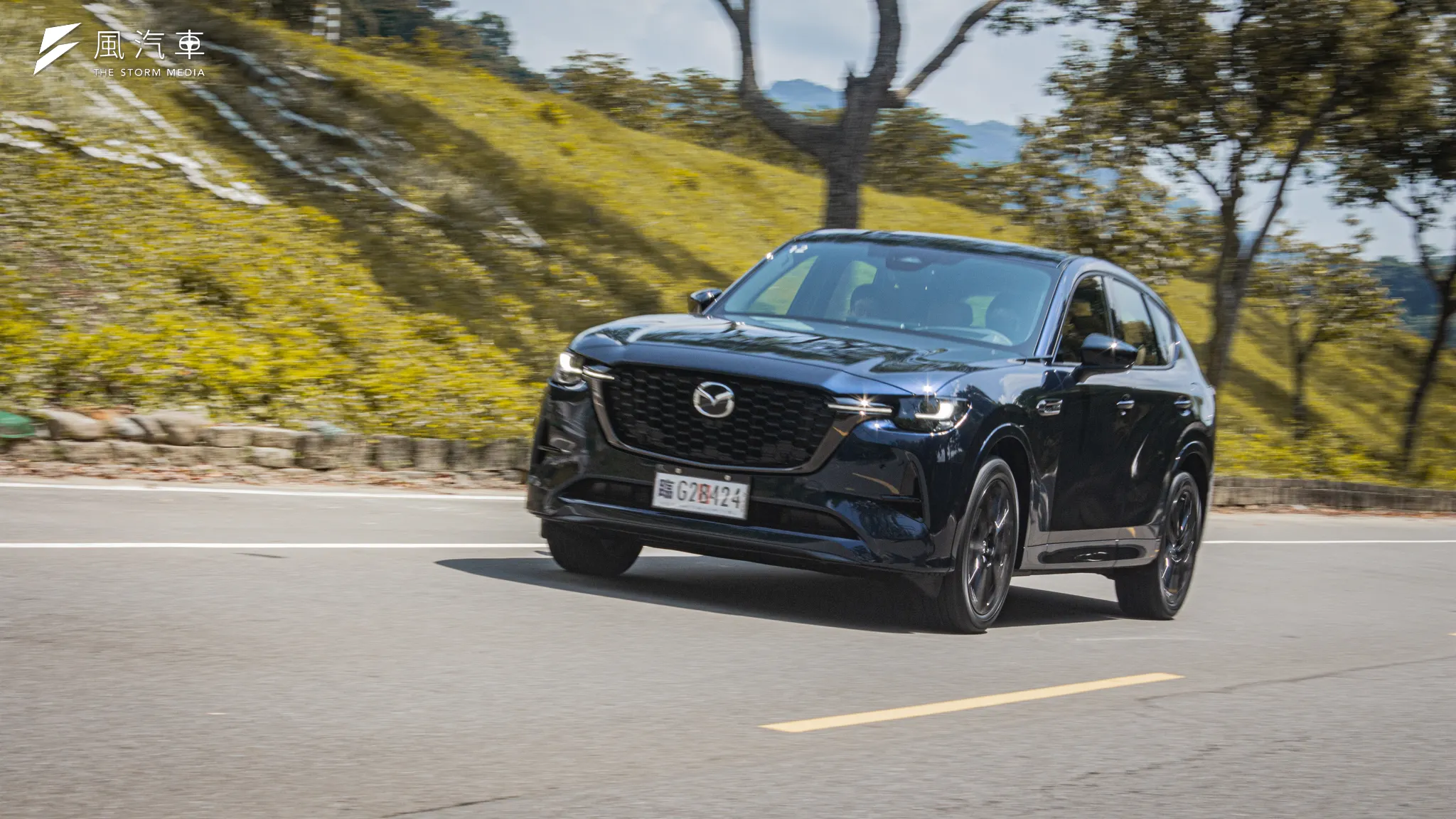 本次改款也將變速箱的銜接更傾滑順，減少了換檔時的頓挫感，卻仍表現出與自排變速箱大相逕庭的扎實感受。