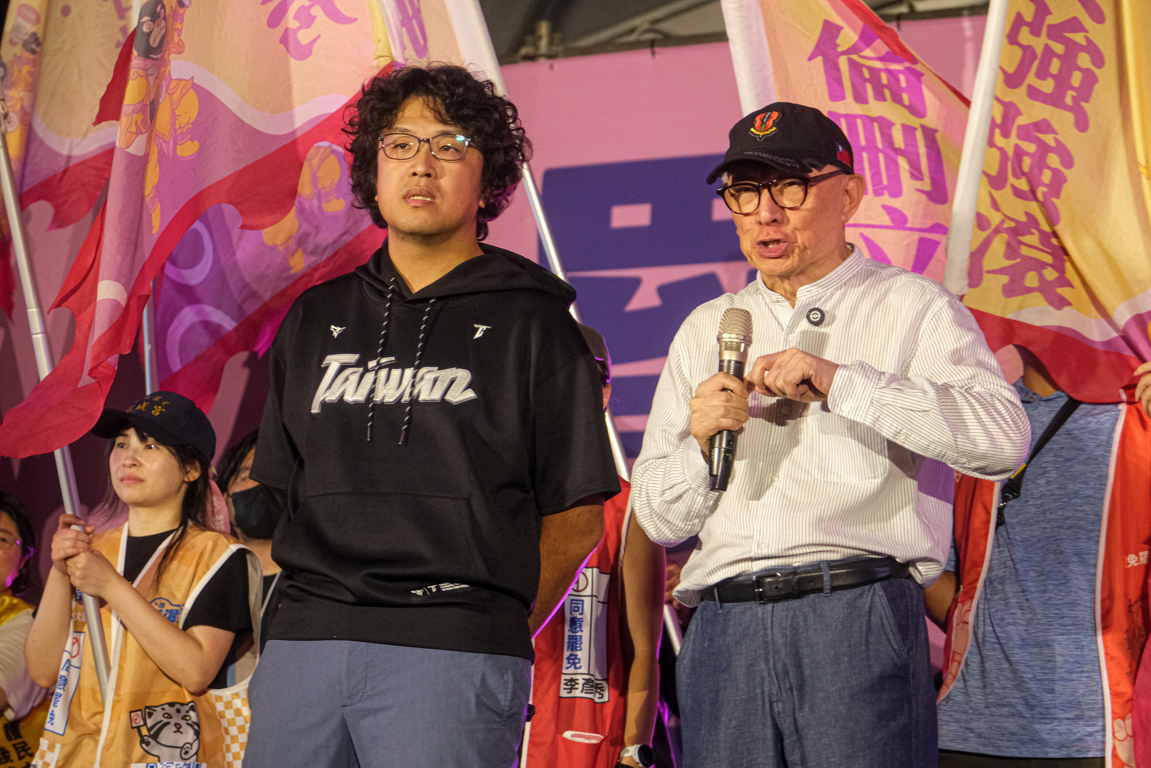 20250724-反共護台志工聯盟24日於凱達格蘭大道舉行「迎向成功 凱道晚會」，圖為民進黨立委沈伯洋（左）、聯電創辦人曹興誠（右）。（劉偉宏攝）