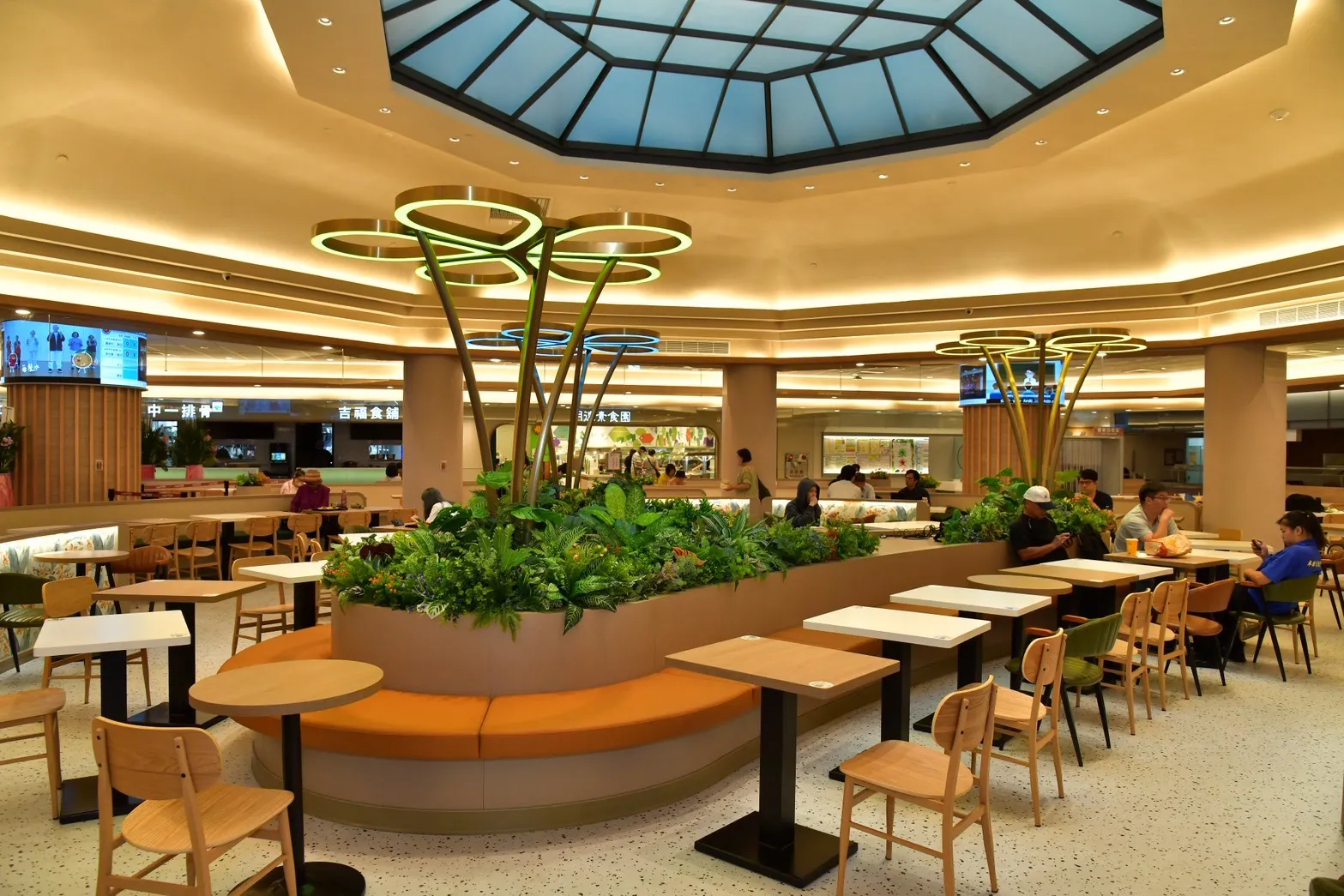 20250724-三總好食城以自然採光、開放動線與綠植設計，顛覆傳統醫院商場給人的冰冷印象。（大成集團提供）