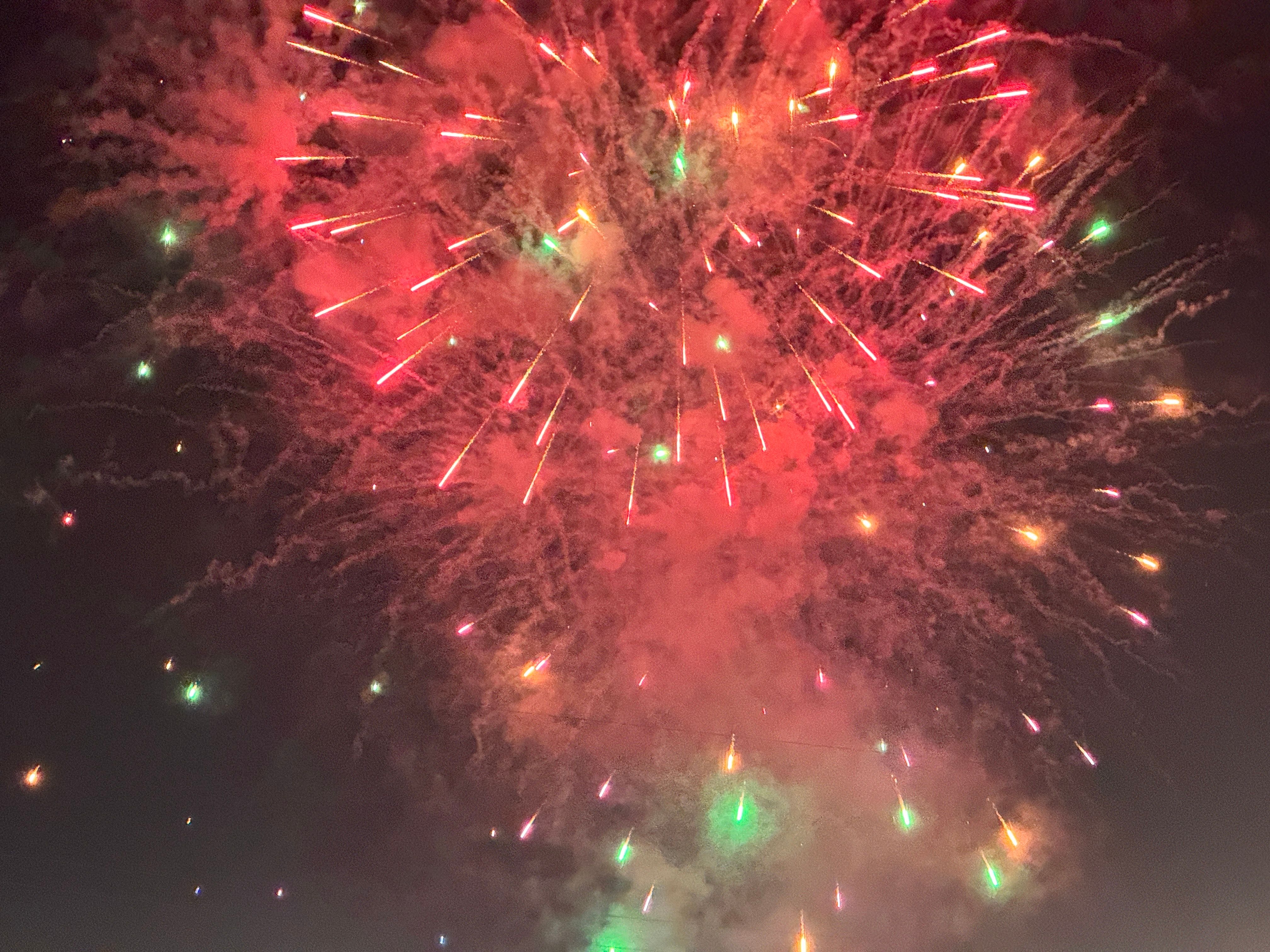 花火やライブ、盆踊りまで、多彩なプログラムで盛り上がる前夜祭。黃信維