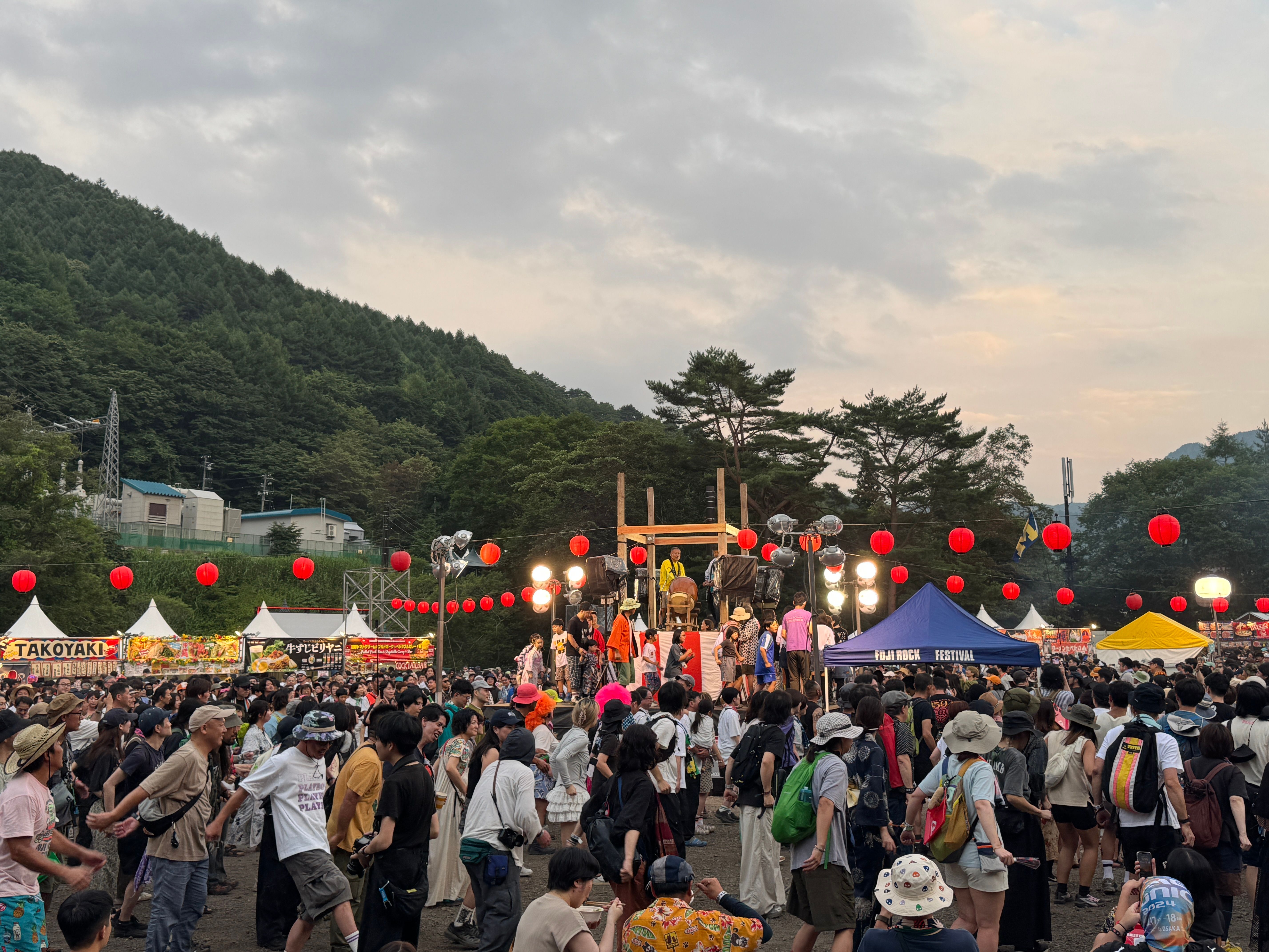 花火やライブ、盆踊りまで、多彩なプログラムで盛り上がる前夜祭。黃信維