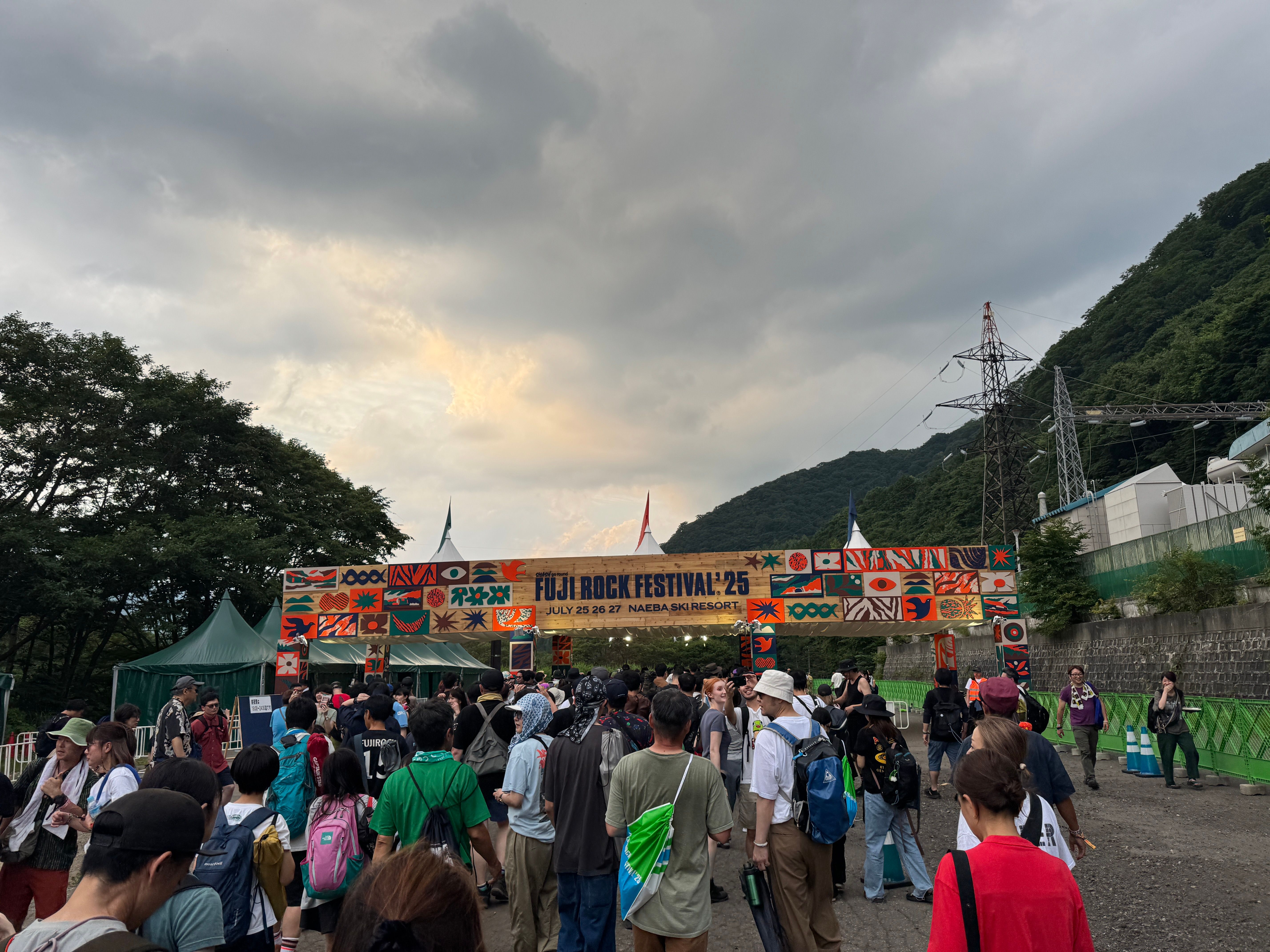 花火やライブ、盆踊りまで、多彩なプログラムで盛り上がる前夜祭。黃信維