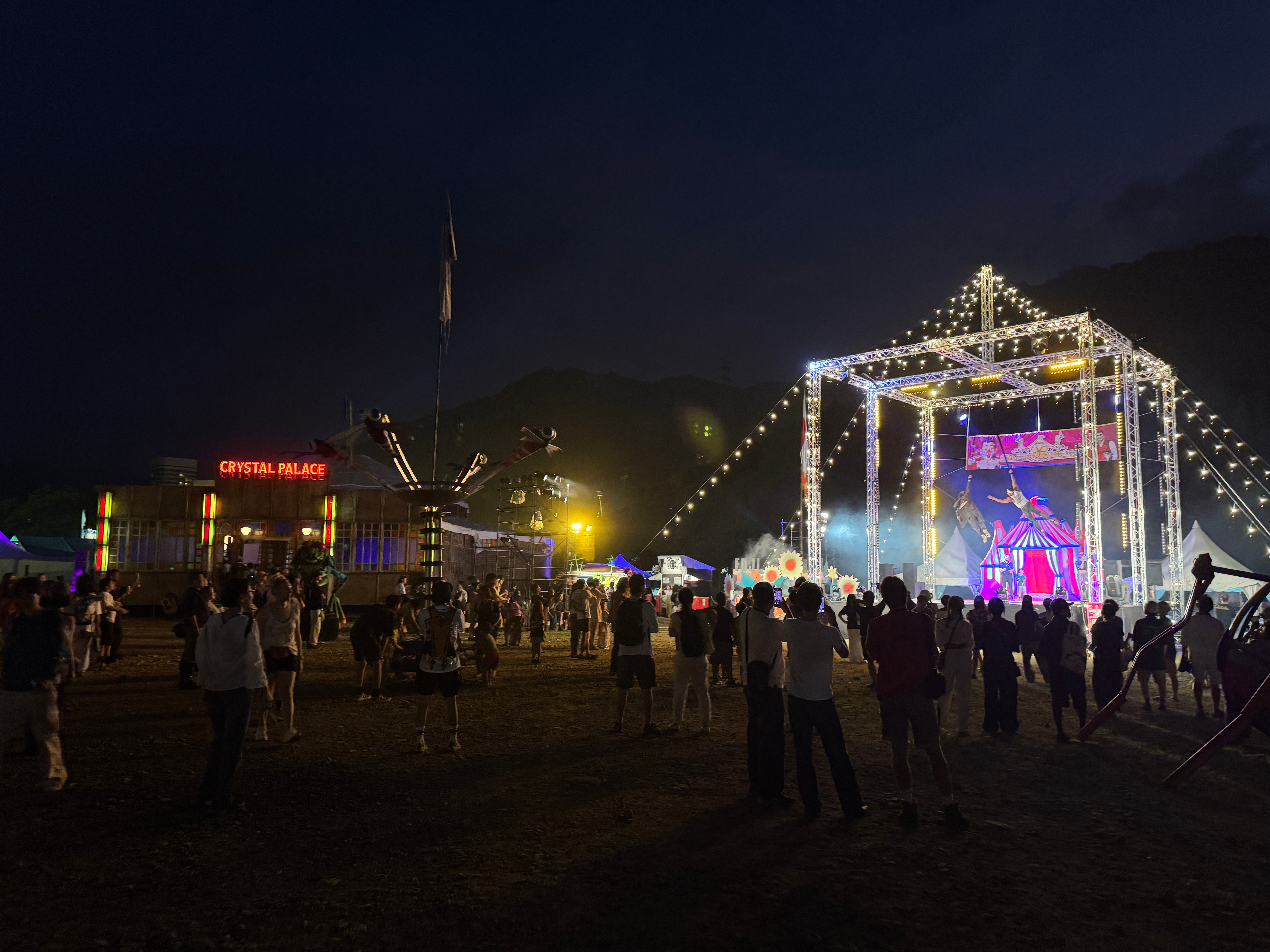 花火やライブ、盆踊りまで、多彩なプログラムで盛り上がる前夜祭。黃信維