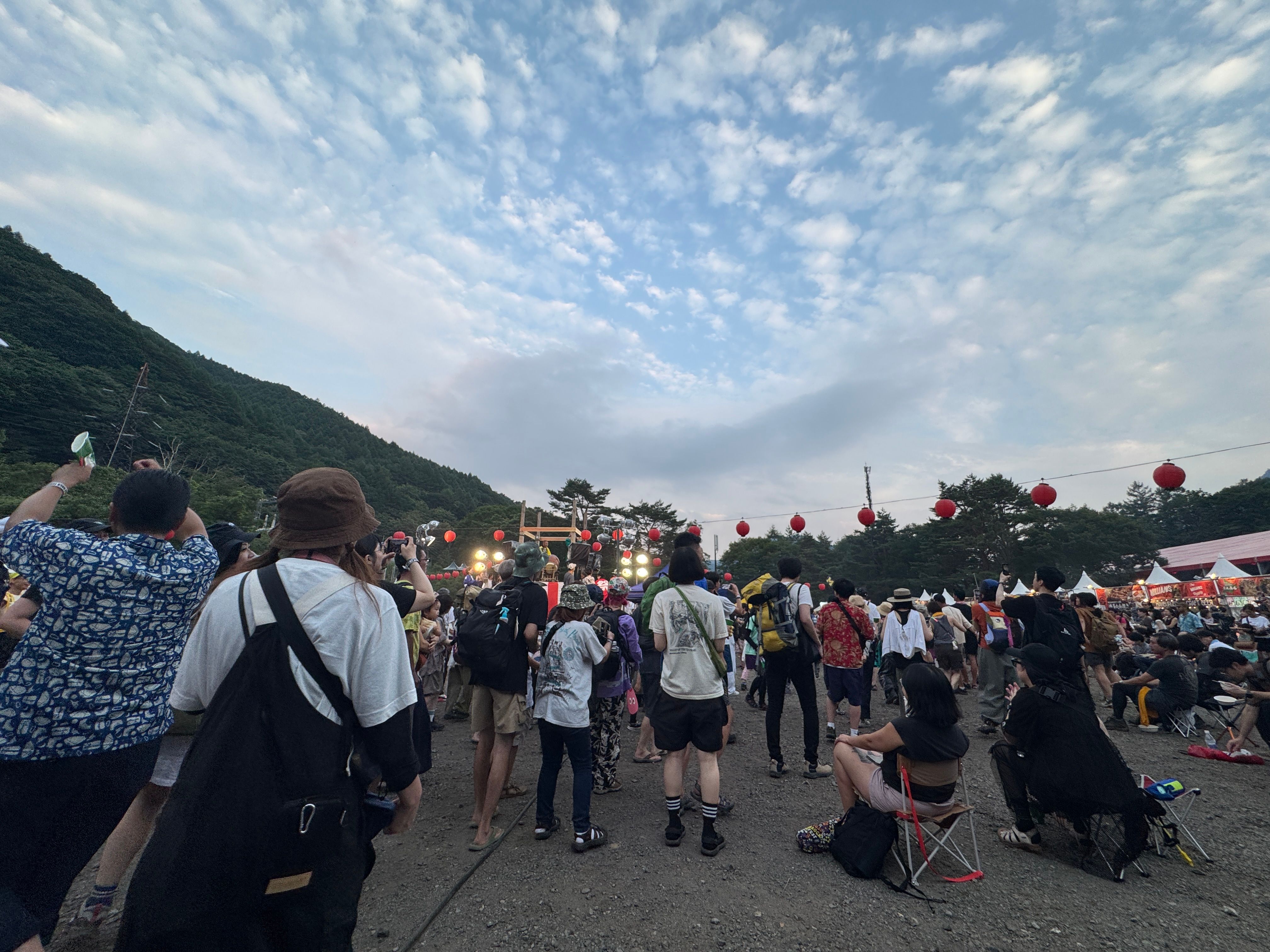 花火やライブ、盆踊りまで、多彩なプログラムで盛り上がる前夜祭。黃信維