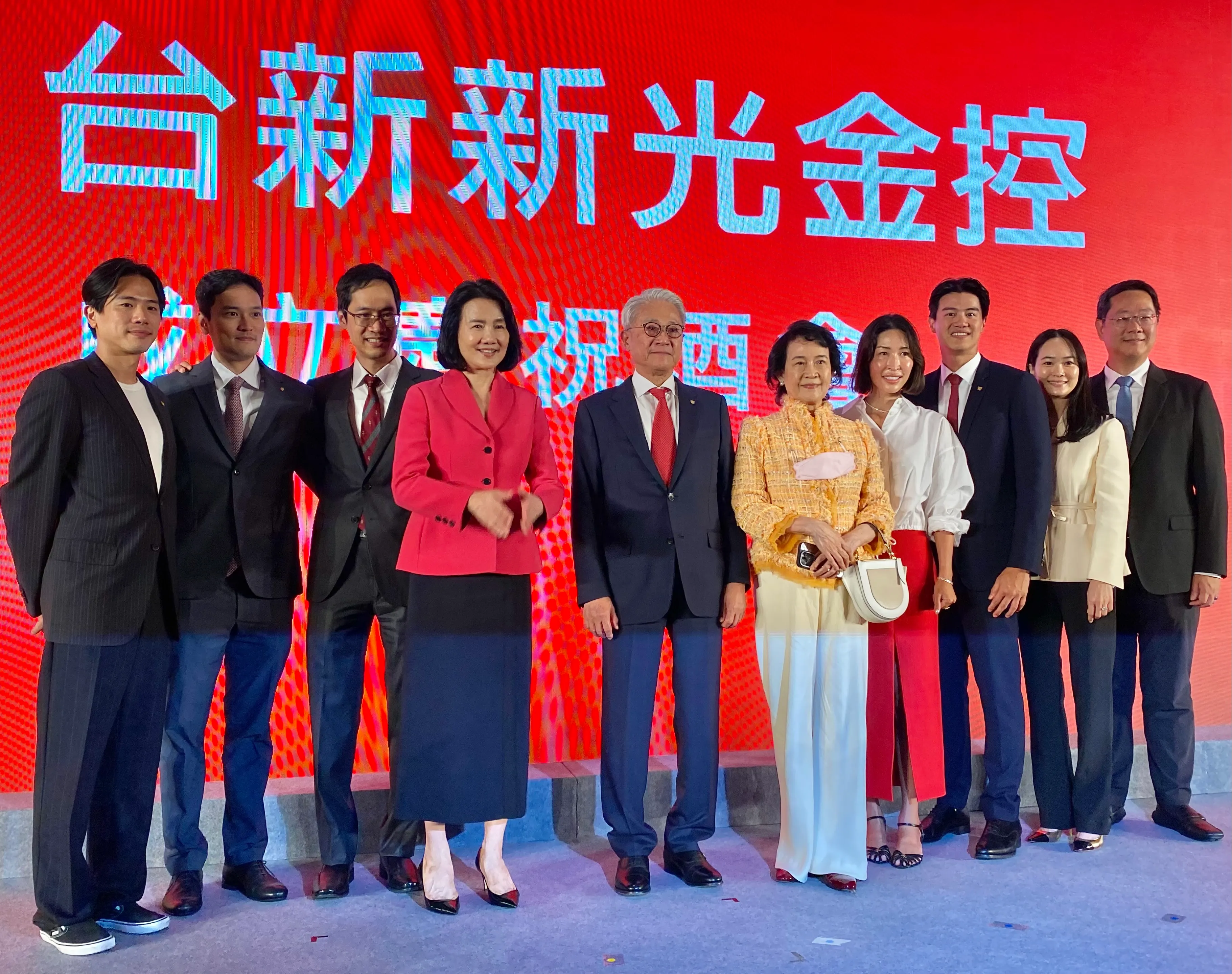 吳東亮長子吳昕威（左起）、新紡董座吳昕恩、新產董座吳昕紘、彭雪芬與吳東亮夫婦、孫若男、胡亦蓮與吳昕豪夫婦、吳昕嬡雨林嘉明夫婦，24日於合併慶祝酒會合影。（陳怡慈攝）