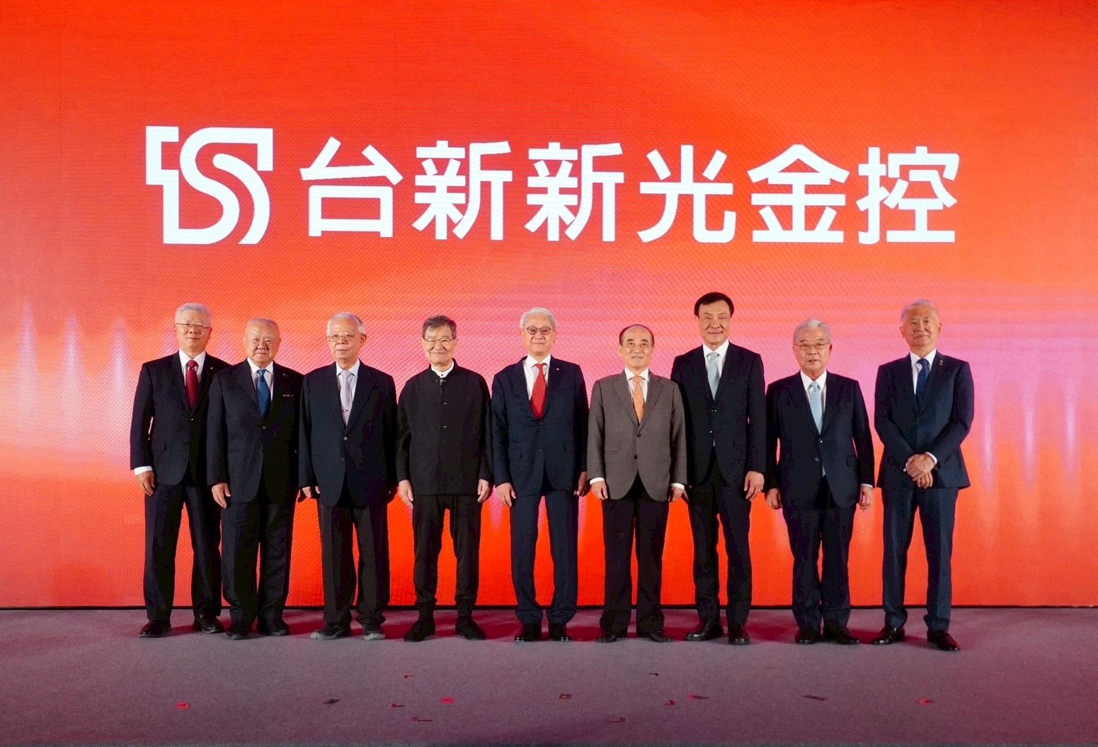 台新新光金控於7月24日舉辦合併慶祝酒會，董事長吳東亮以「認真、創新、永續」比喻台新新光金控經營企業的精神。圖左至右分別為台新新光金控總經理林維俊、三三會理事長林伯豐、中央銀行顧問彭淮南、前副總統蕭萬長、台新新光金控董事長吳東亮、前立法院長王金平、台灣日本關係協會蘇嘉全、金仁寶集團總裁許勝雄、台新新光金控副董事長魏寶生。