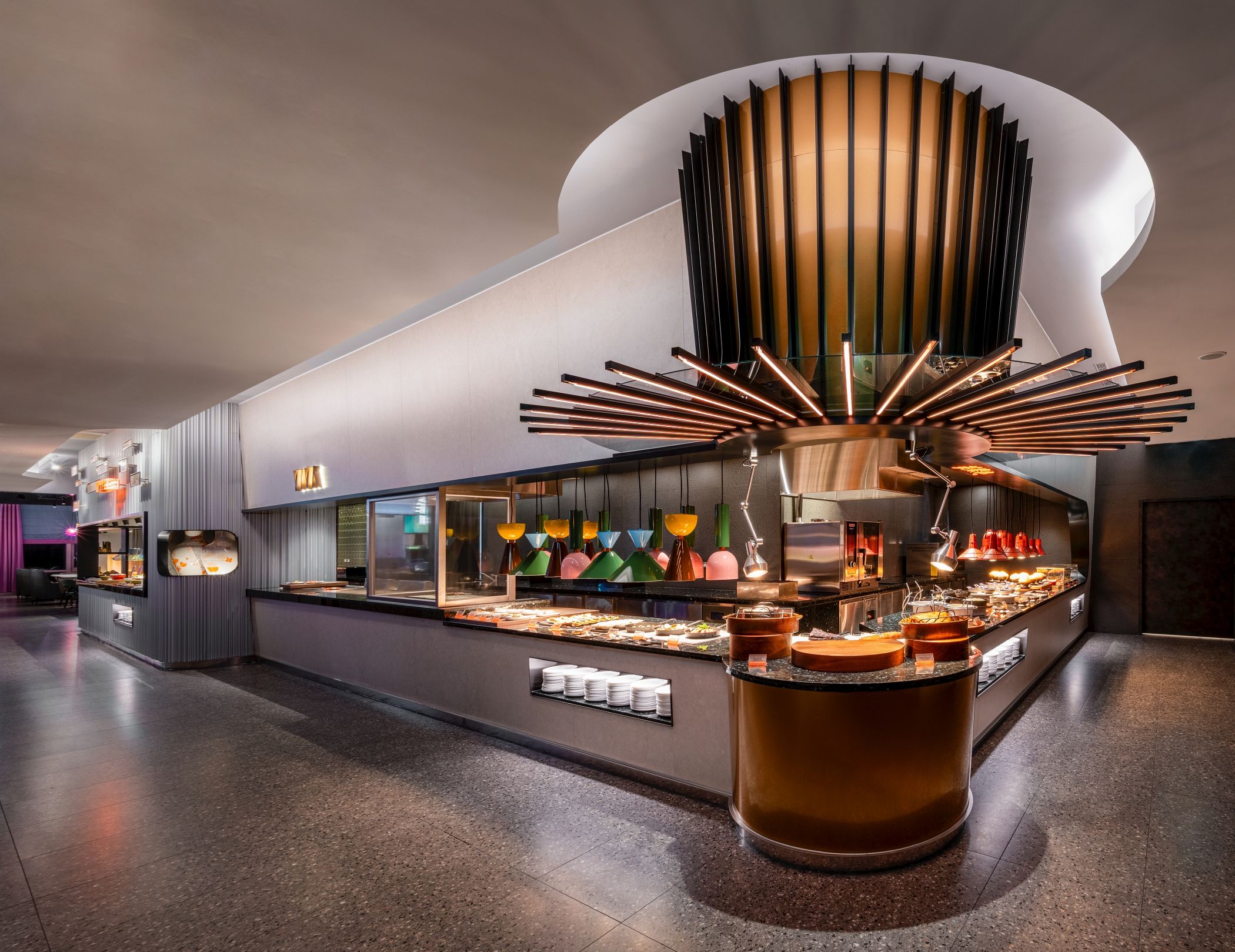 「URBAN PARADISE」的招牌燈牆，燈光隨節奏律動，營造一種自在放鬆的都會氛圍，遠遠就能感受到不同於傳統Buffet的氣場。圖_饗賓集團提供。