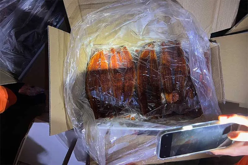 蒲燒鰻拆箱。（圖／海洋委員會海巡署）