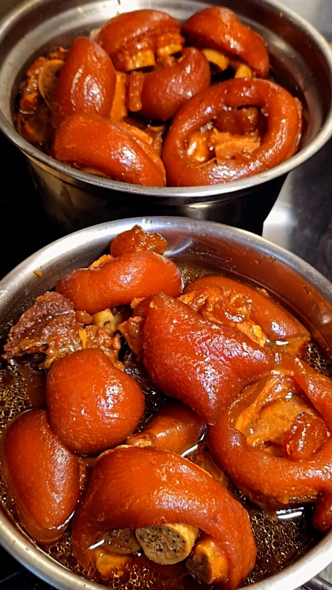 豬腳下鍋滷之前先炸過，皮更Q彈有層次。（圖／取自家常菜）