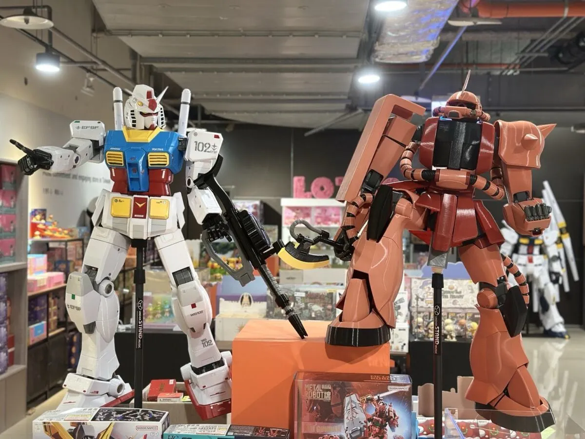 現場盲盒、玩具、模型、積木、一番賞充滿整間店面，還有巨大鋼彈模型可以拍照打卡。（圖／郭亘芸提供）