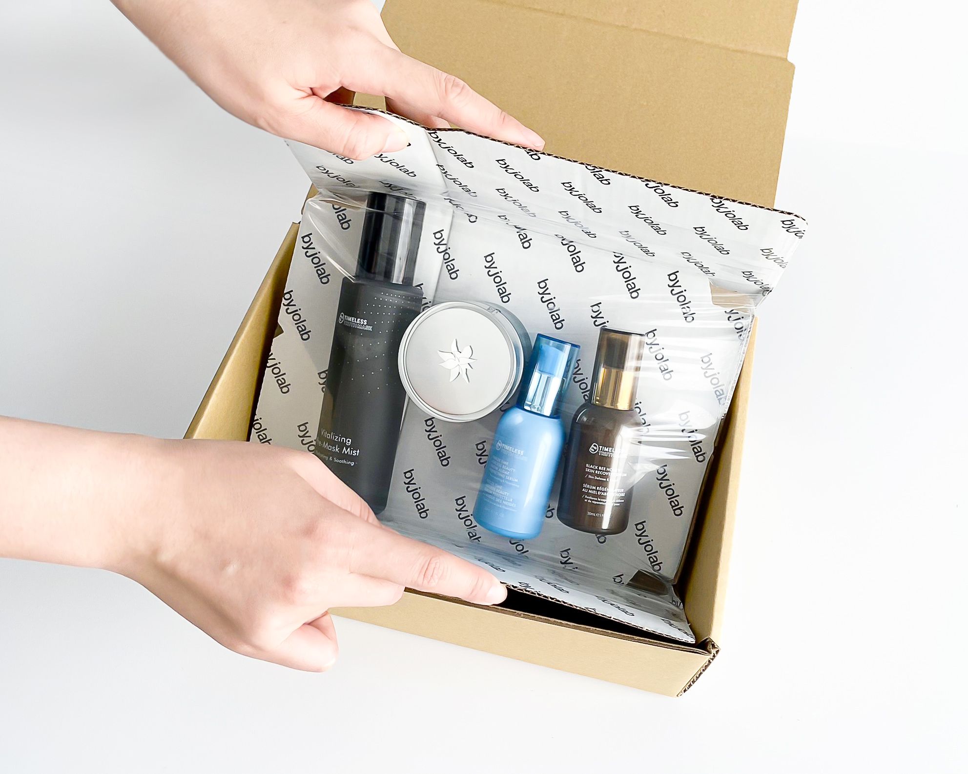 佐見啦生技採用創新 Showrap 可降解材質的綠色配送系統，將 ESG 精神從原料源頭延伸至最終物流，為保養產業建立可持續的循環價值鏈。(圖_佐見啦生技提供)