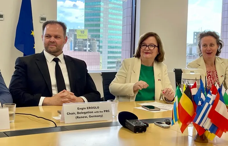 歐洲議會EUDS主席蘿瓦素（Nathalie Loiseau）（中）、對中國關係代表團團長 Engin Eroglu (左1)表示，美國高關稅激發歐盟與其他區域加強經貿合作。（謝錦芳攝）.jpg