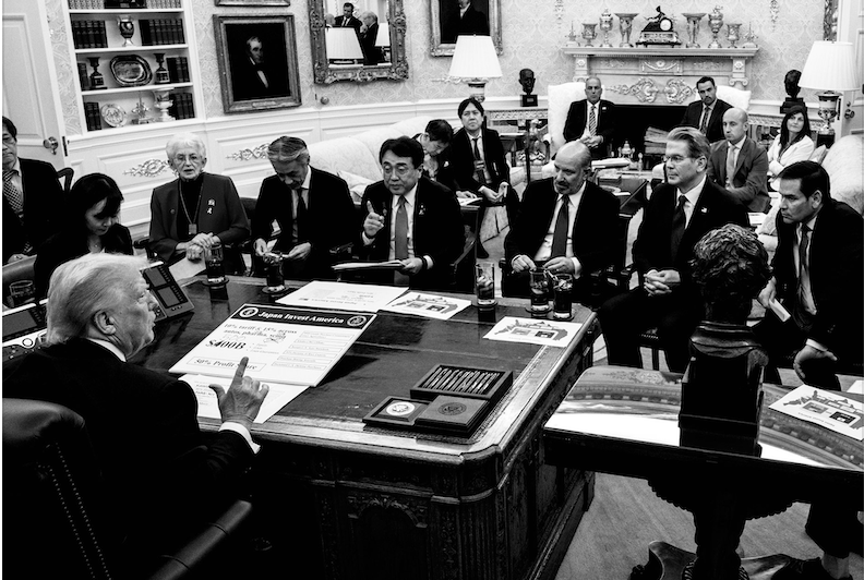 日本經濟再生擔當大臣赤澤亮正2025年7月22日直面美國總統川普，旁有美國財長貝森特、國務卿盧比歐、商務部長盧特尼克等白宮高層。（取自X）