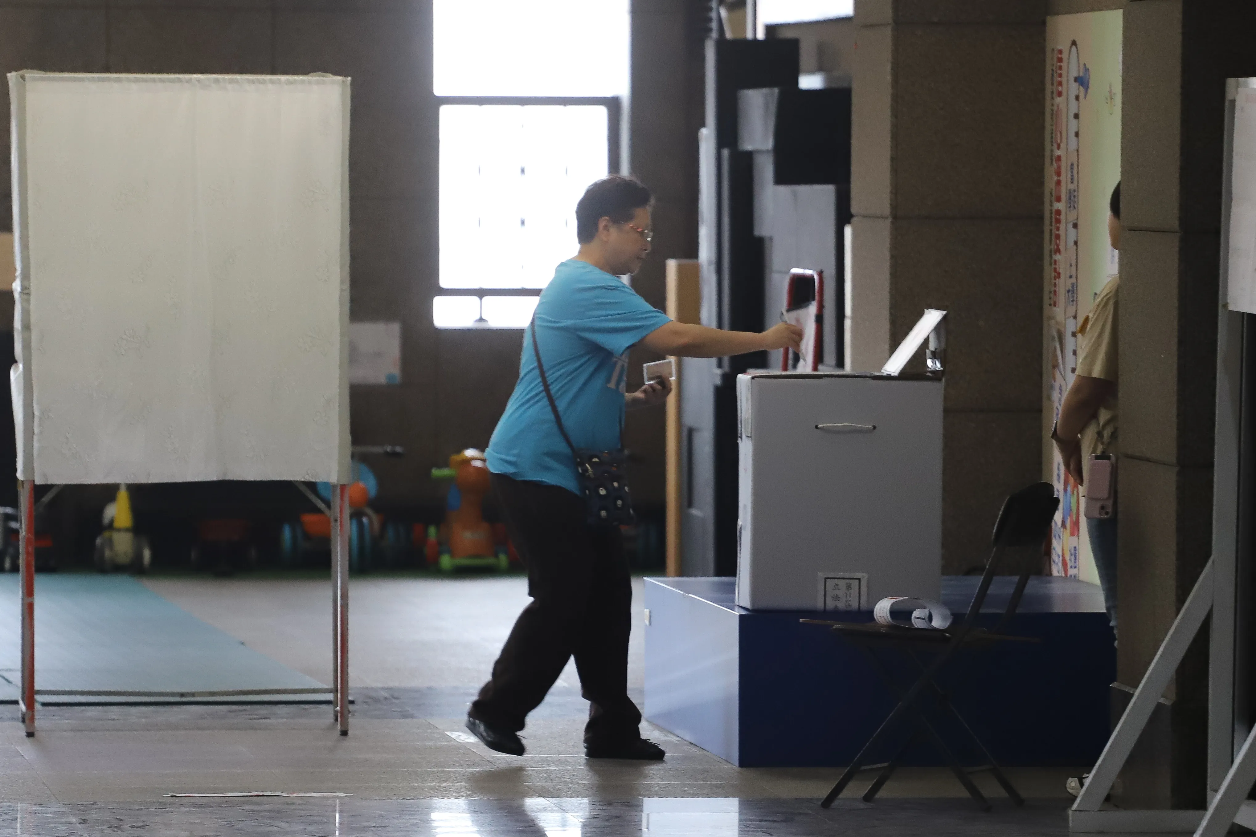 20250726-立委罷免案投票所民眾投票畫面。（陳品佑攝）