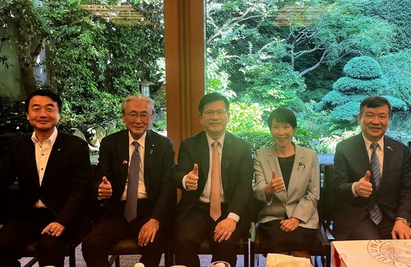 眾議員古屋圭司（左二）周五在臉書貼出與林佳龍（中）、我駐日代表李逸洋（右一）的合照。（古屋圭司臉書）