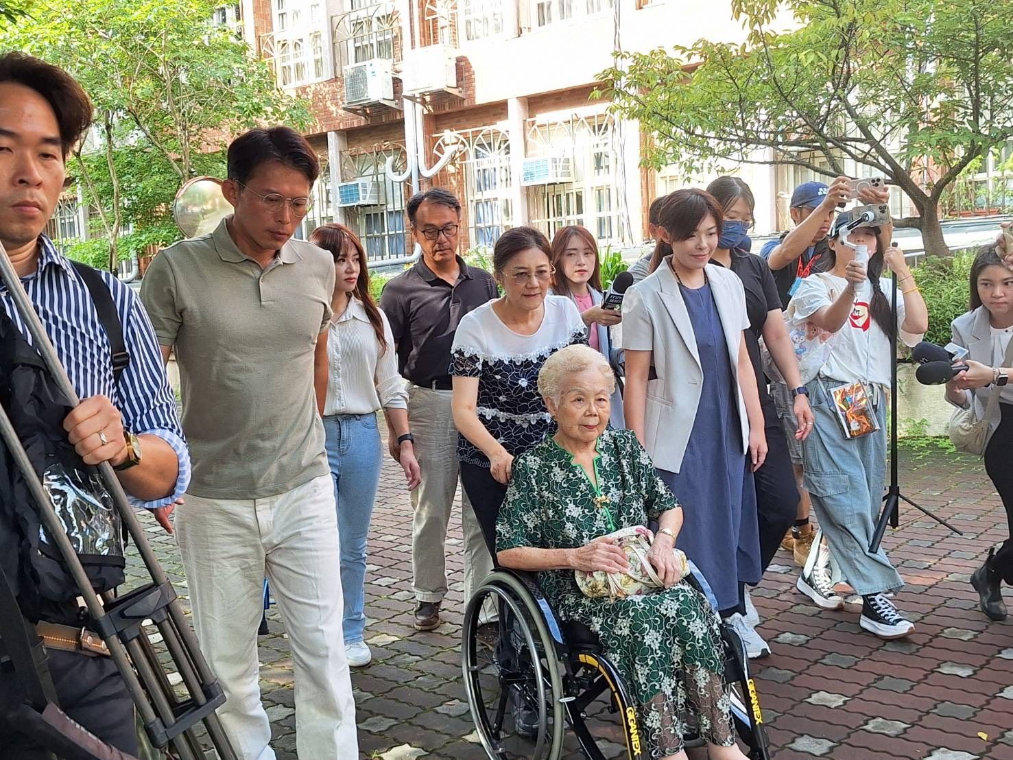 20250726-民眾黨主席黃國昌、新竹市長高虹安一早在新竹市陪同柯文哲媽媽、柯美蘭前往投票。（民眾黨提供）