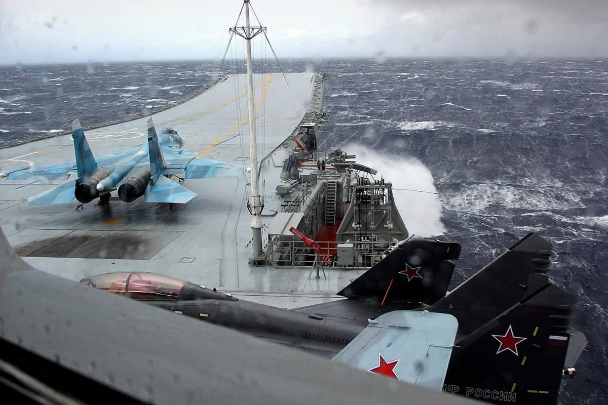 庫茲涅佐夫號航空母艦忙碌的飛行甲板與艦載機。（圖片取自俄羅斯國防部）
