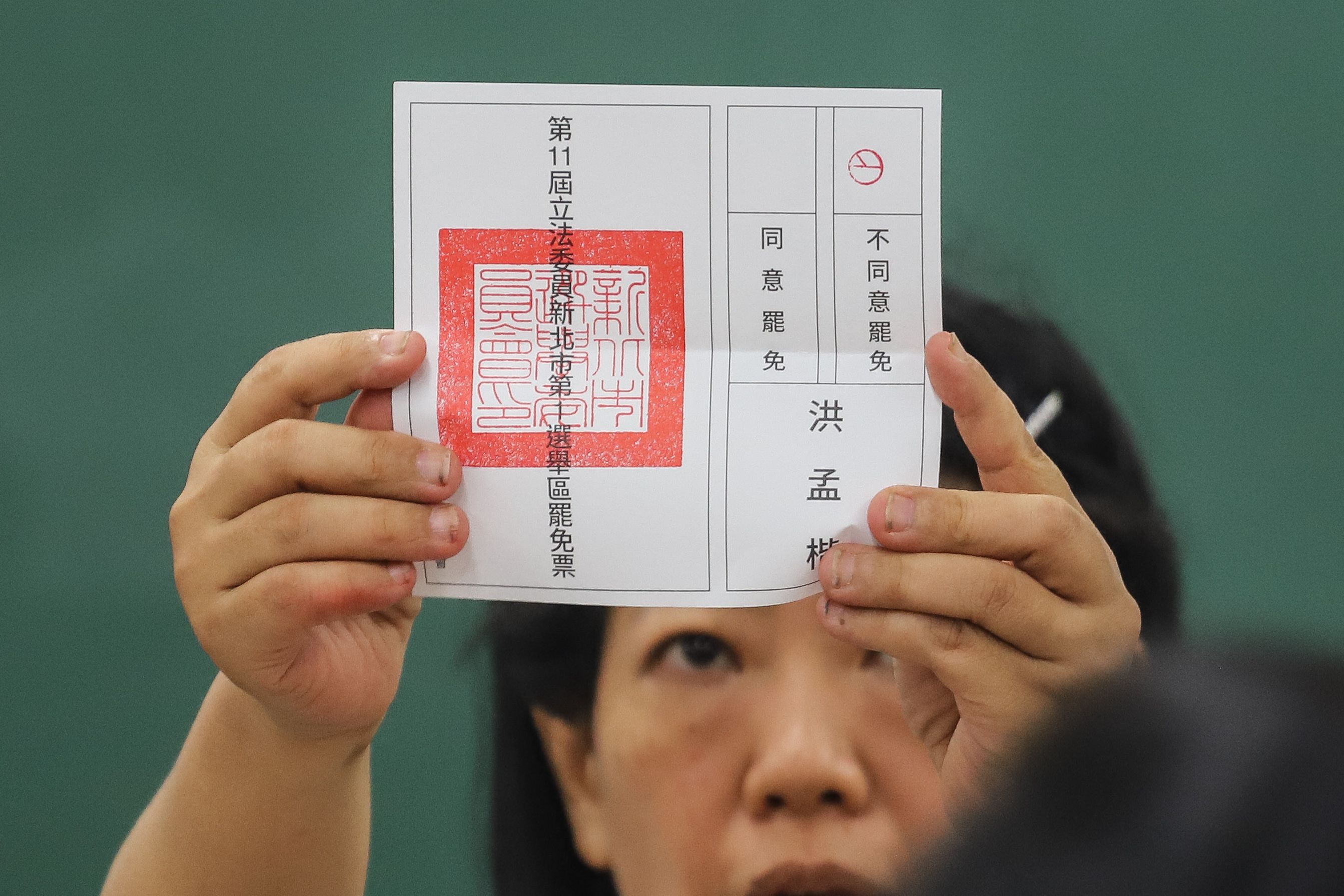 20250726-立委罷免公投案投開票所開票畫面。（陳品佑攝）