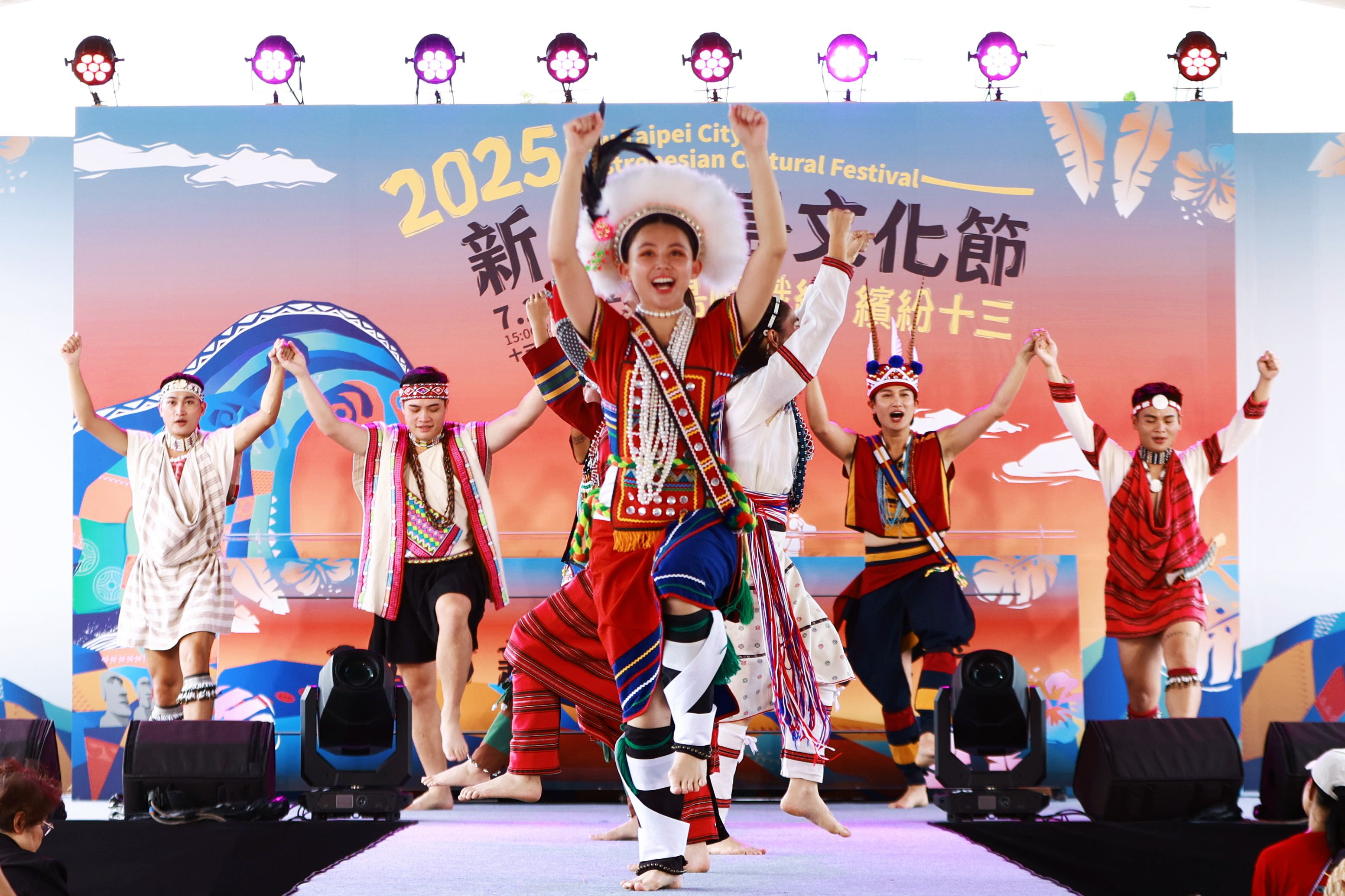 阿勒飛斯文化藝術團以真人服飾展演形式，演繹臺灣原住民族與太平洋南島語族的衣飾工藝之美。（圖/十三行博物館）