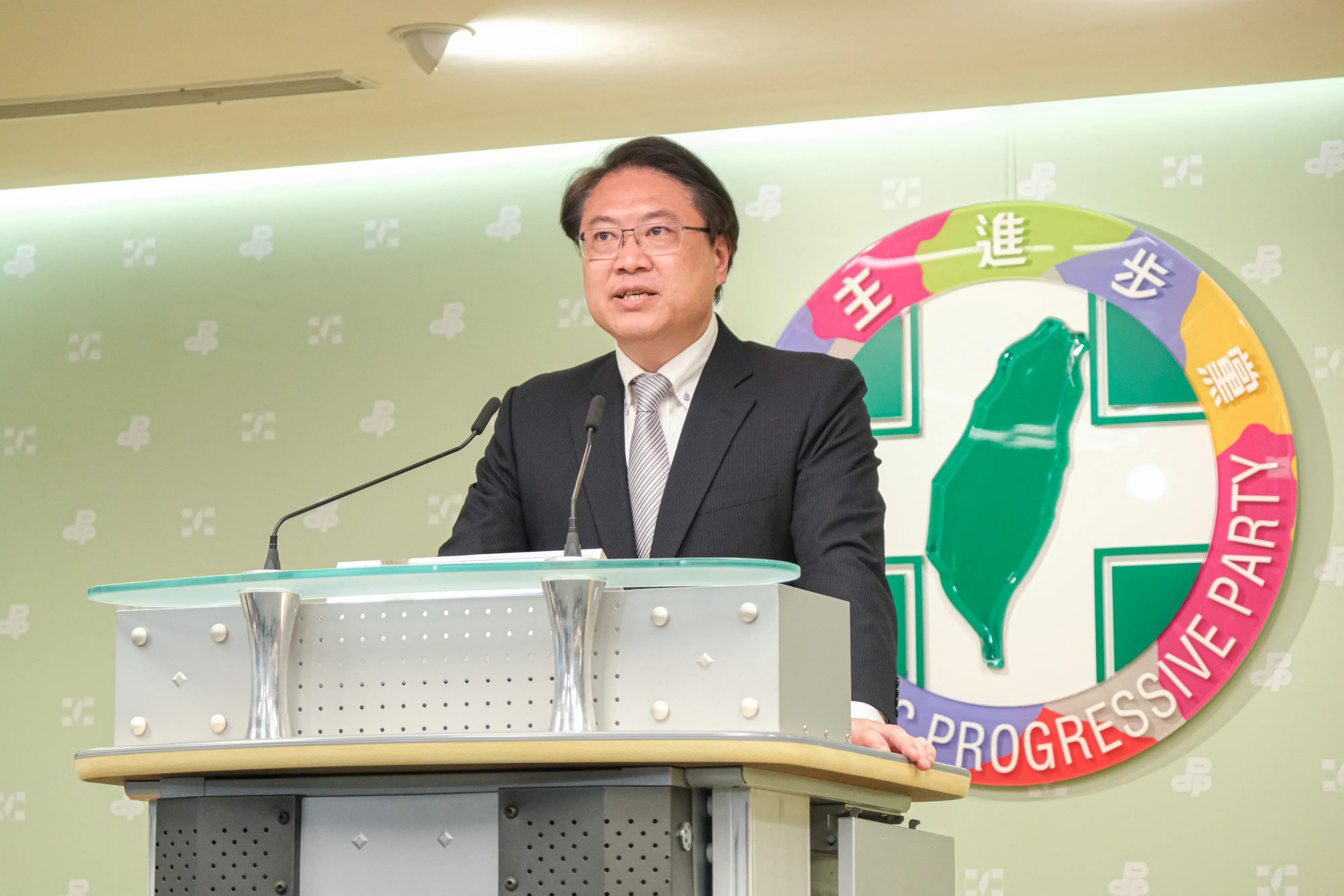 20250726-民進黨秘書長林右昌（見圖）、民進黨團幹事長吳思瑤26日於民進黨中央召開記者會，以回應大罷免結果的情形。（劉偉宏攝）