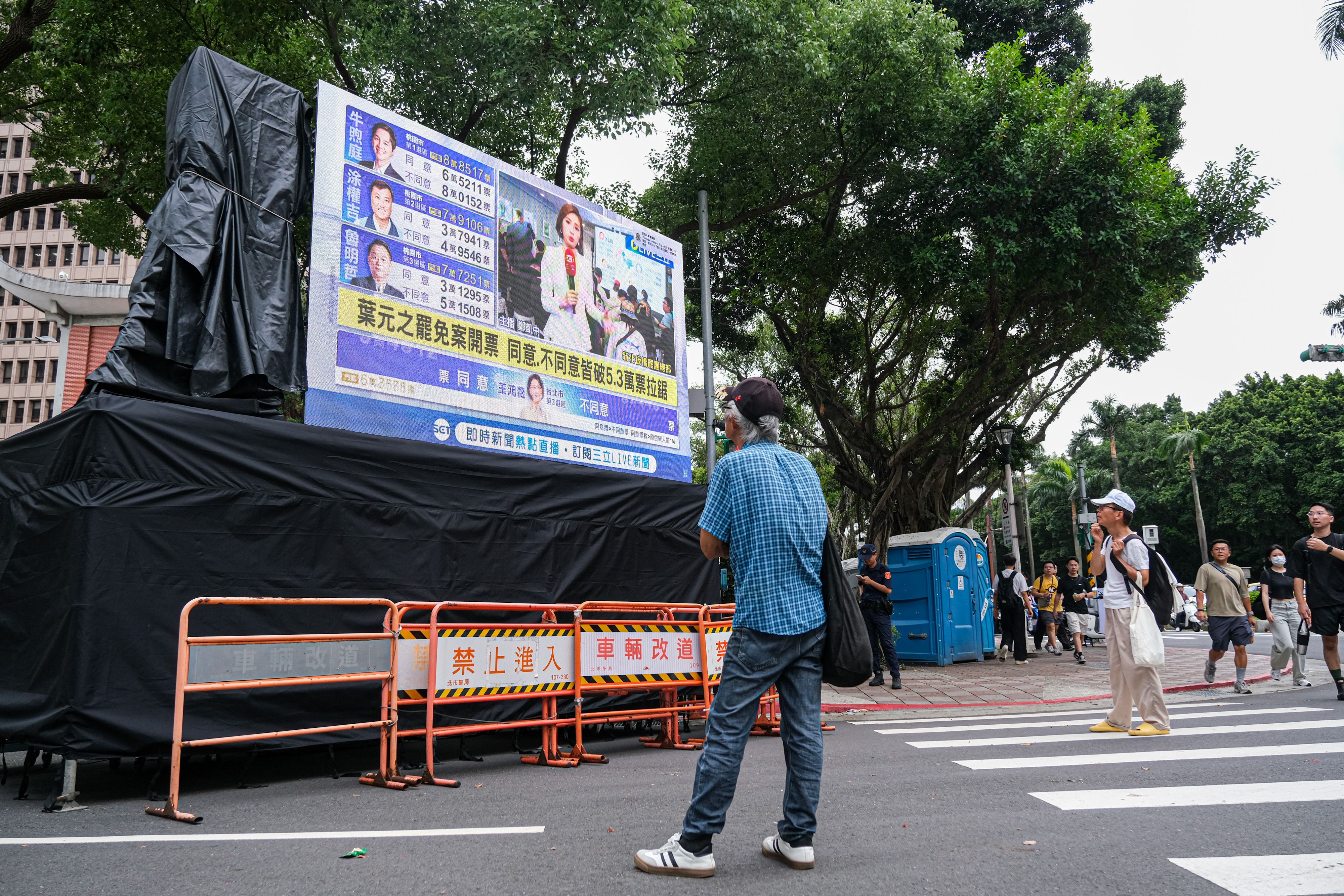 20250726-決戦国会市民不退開票の夜26日於立法院外濟南路撮影。(劉偉宏撮影)