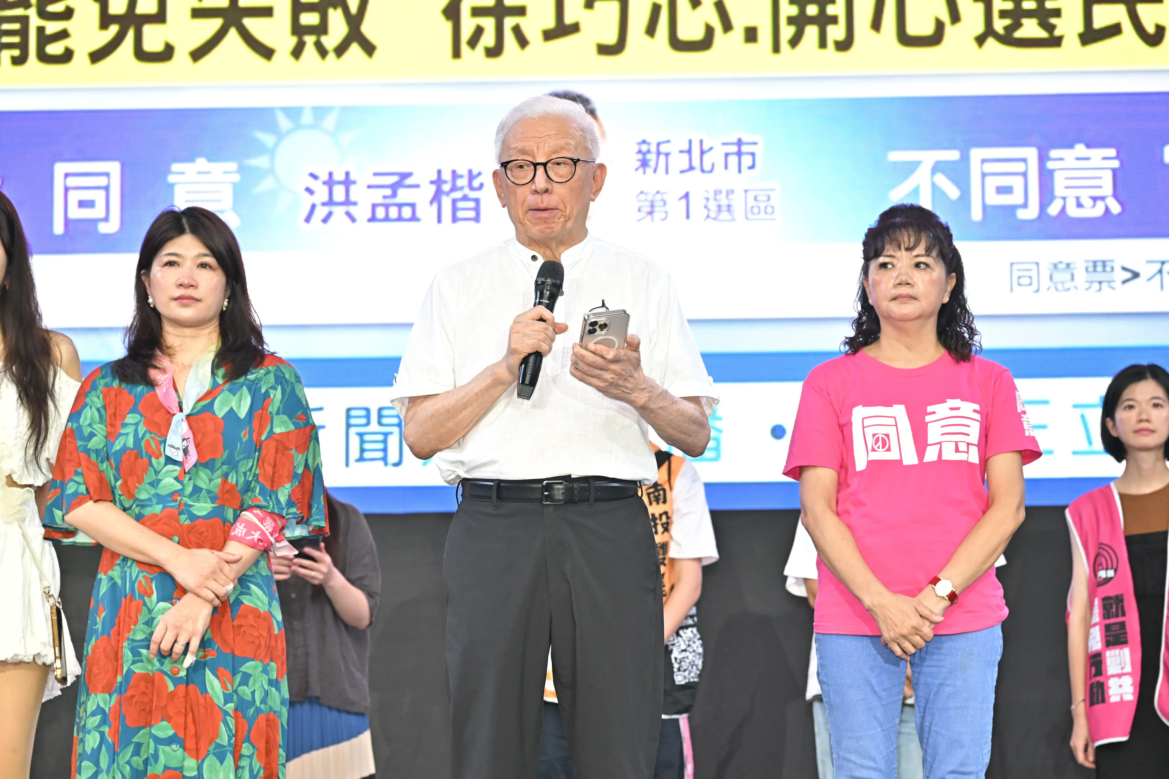 20250726-決戰國會公民不退開票之夜26日於立法院外濟南路舉辦，圖為聯電創辦人曹興誠（中）。（劉偉宏攝）