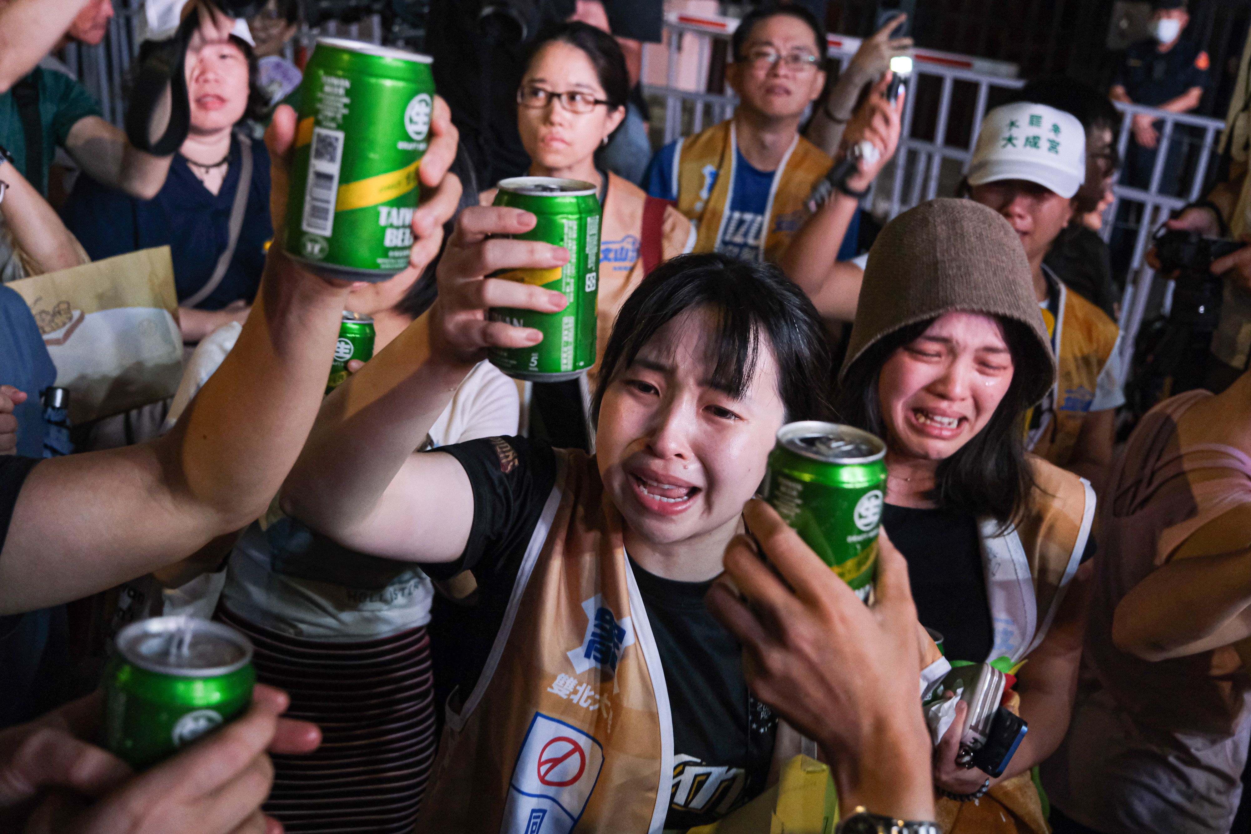 20250726-決戰國會公民不退開票之夜26日於立法院外濟南路舉行，圖為罷團志工哭泣情形。（劉偉宏攝）
