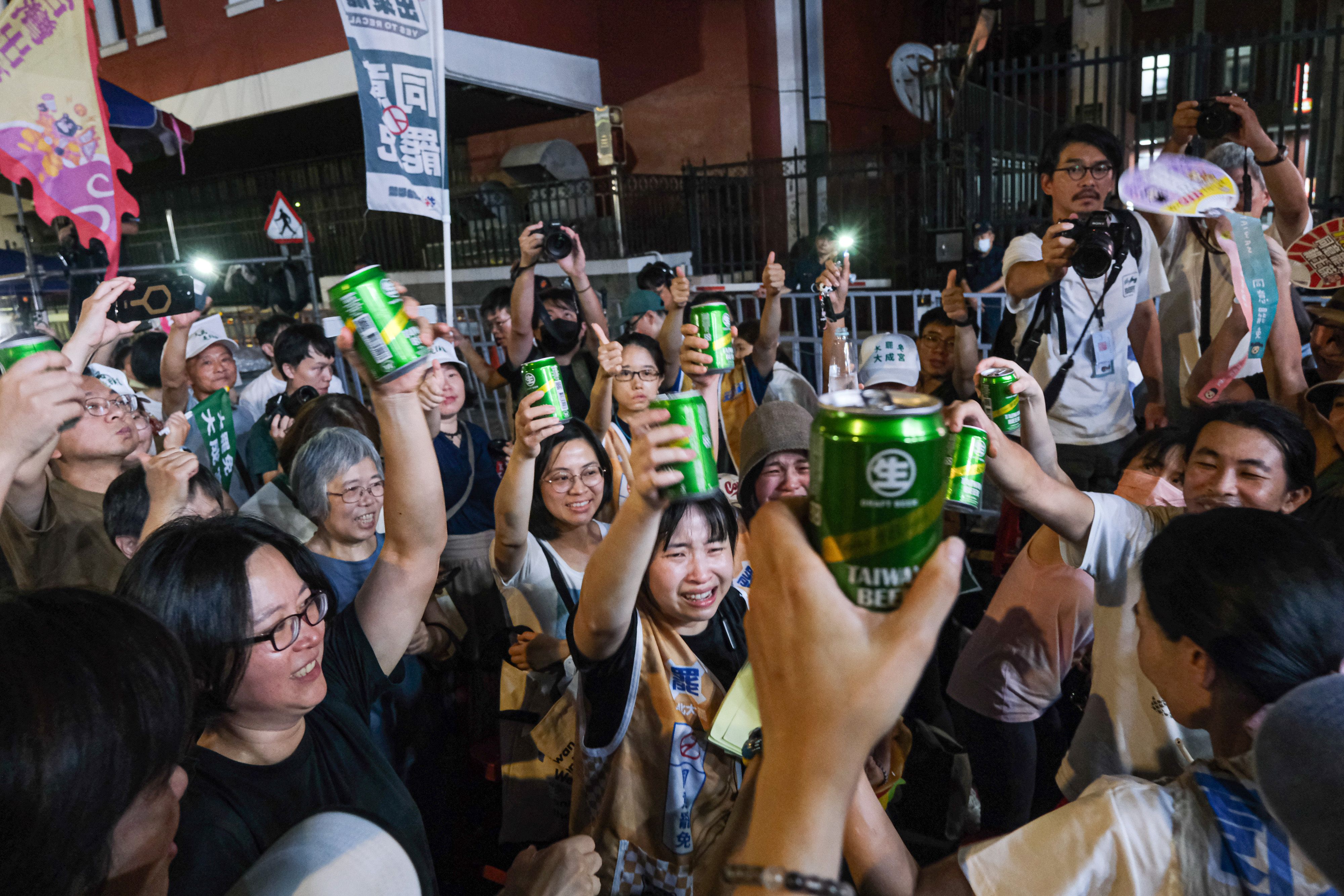 20250726-決戰國會公民不退開票之夜26日於立法院外濟南路舉辦，圖為罷團志工哭泣情形。（劉偉宏攝）