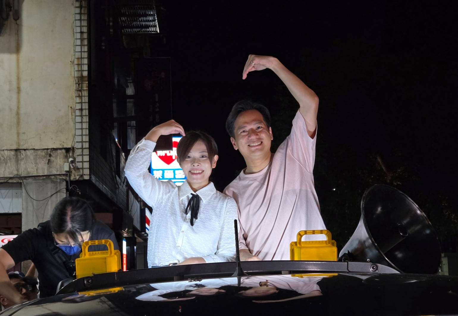 新竹市長高虹安與代理市長邱臣遠今晚立即啟動車隊掃街，向新竹市民致上最深的感謝。（圖／方詠騰攝）