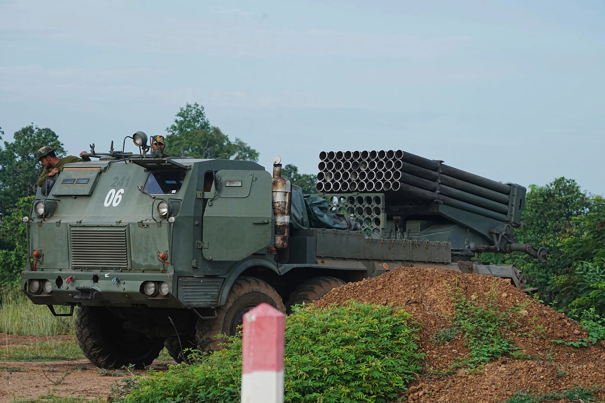 2025年7月25日，柬埔寨奧多棉吉省一輛柬軍的火箭發射車。（美聯社）