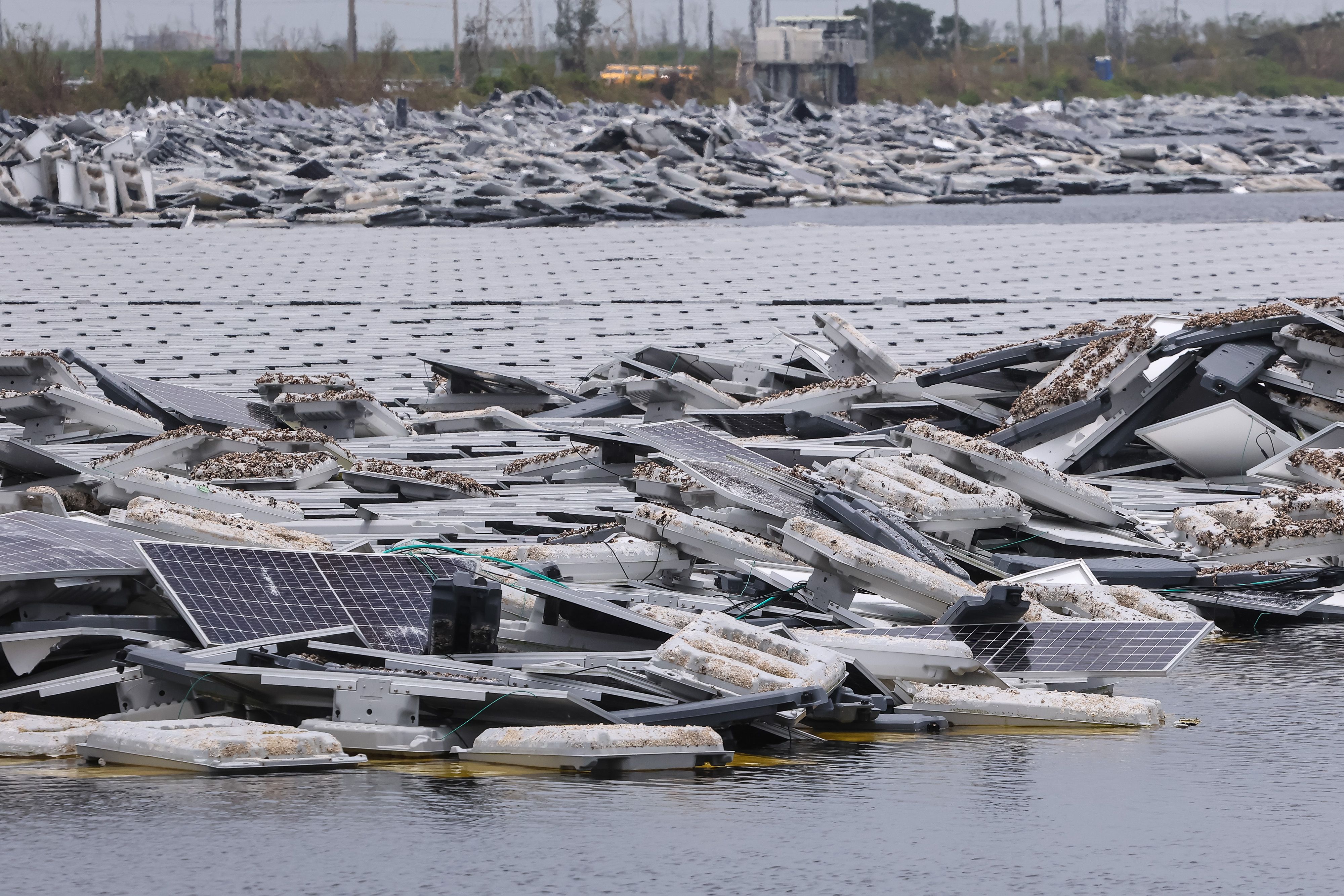 20250715-太陽光電專題，嘉義布袋新塭滯洪池遭丹娜絲颱風吹毀的水面型太陽光電板。（顏麟宇攝）