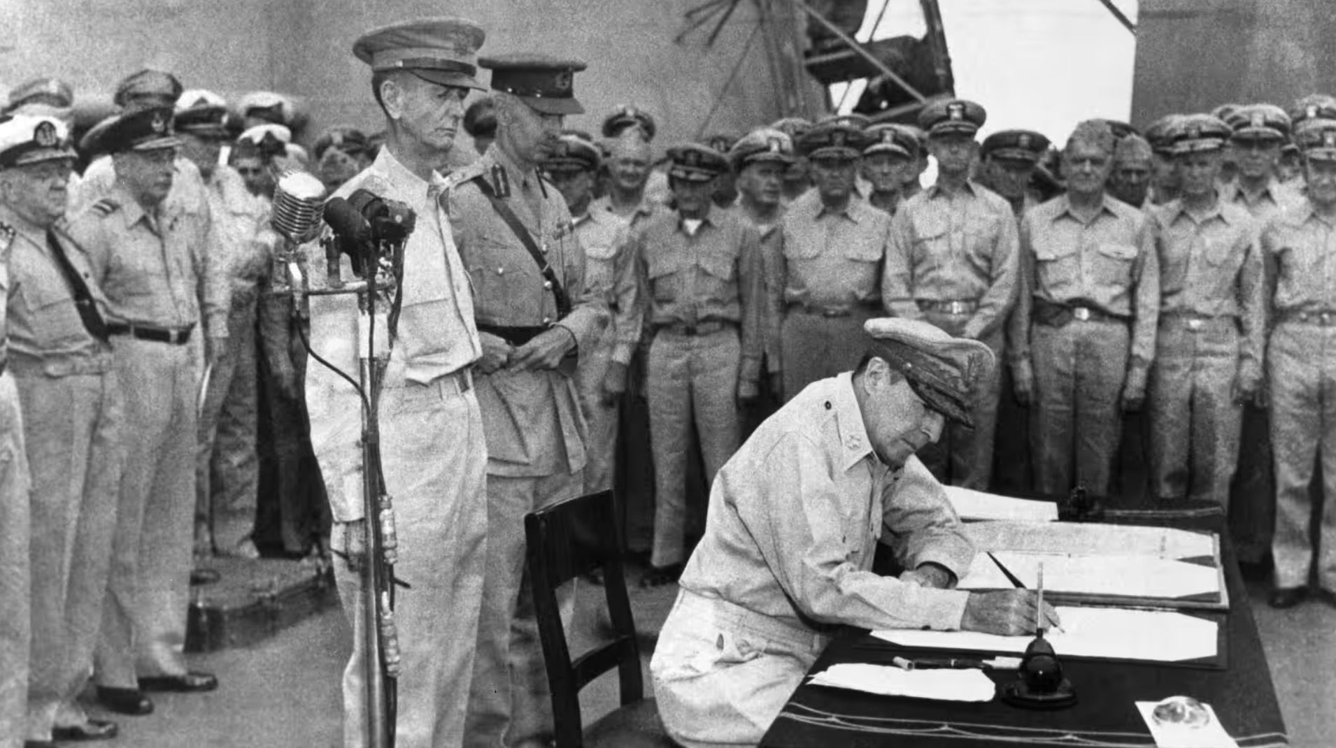 1945年9月2日，麥克阿瑟將軍在東京灣的密蘇里號戰艦上簽署日本投降文件。（美聯社）