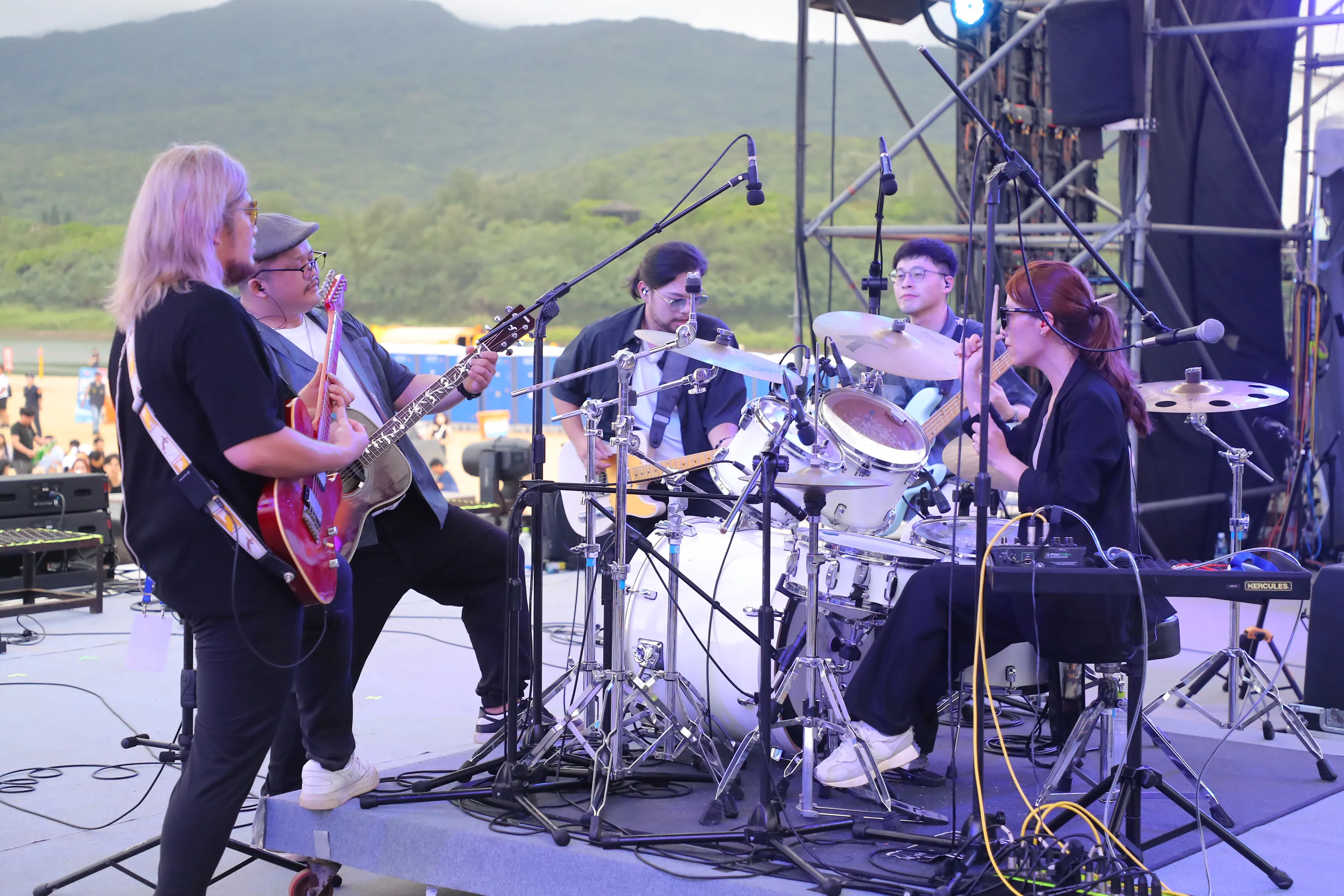 開場由「宋德鶴」獻唱一起感受最純粹的搖滾樂！(圖/新北市政府觀光旅遊局)