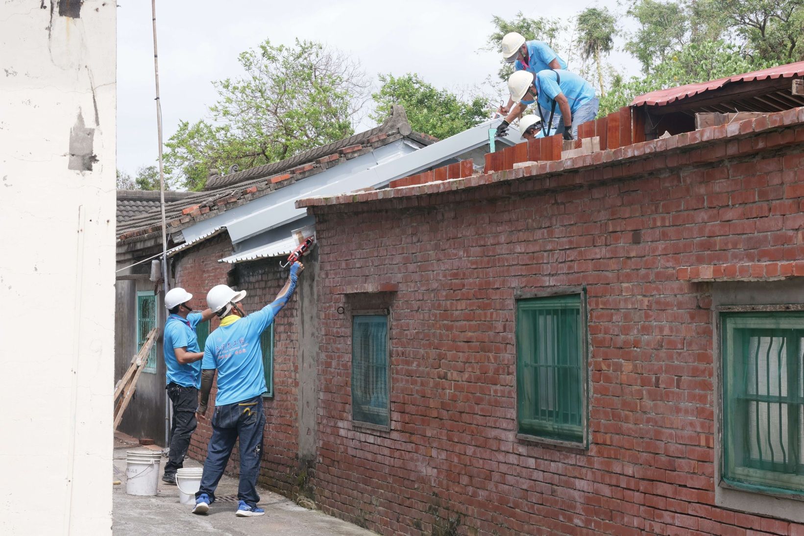 台灣希望義工團理事長尤瑞豊親自帶隊，60位義工夥伴自全台各地集結，以最快速度完成屋頂修復。（圖／雲林縣政府提供）