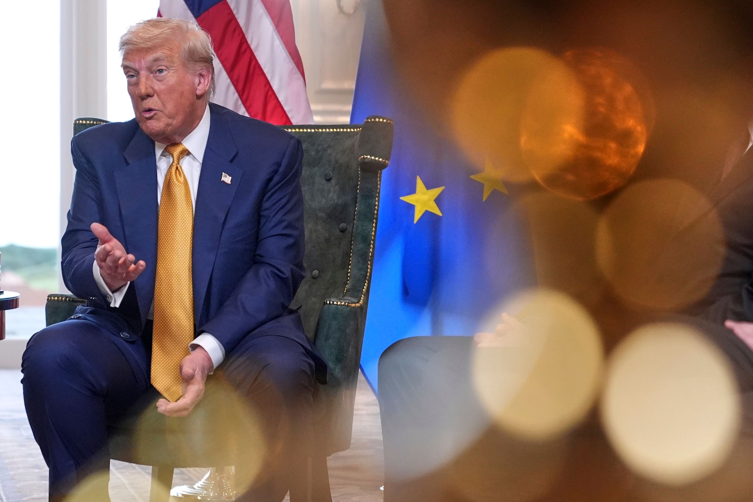 2025年7月27日、米国大統領トランプがスコットランドで欧州委員会のフォン・デア・ライエン委員長と会談。（AP通信）