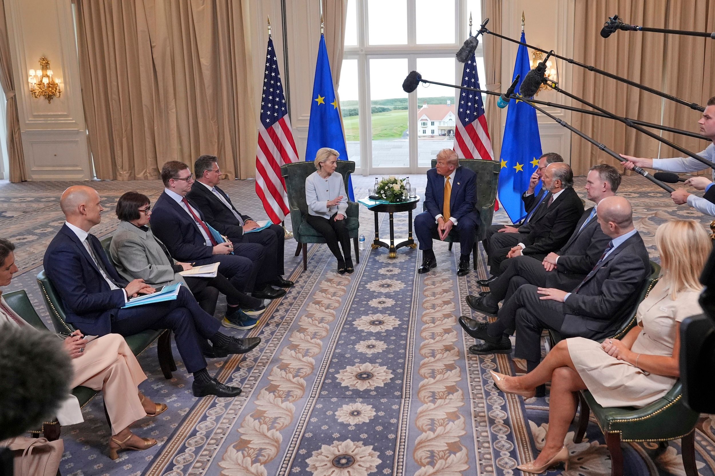 2025年7月27日、米国大統領トランプがスコットランドで欧州委員会のフォン・デア・ライエン委員長と会談。（AP通信）