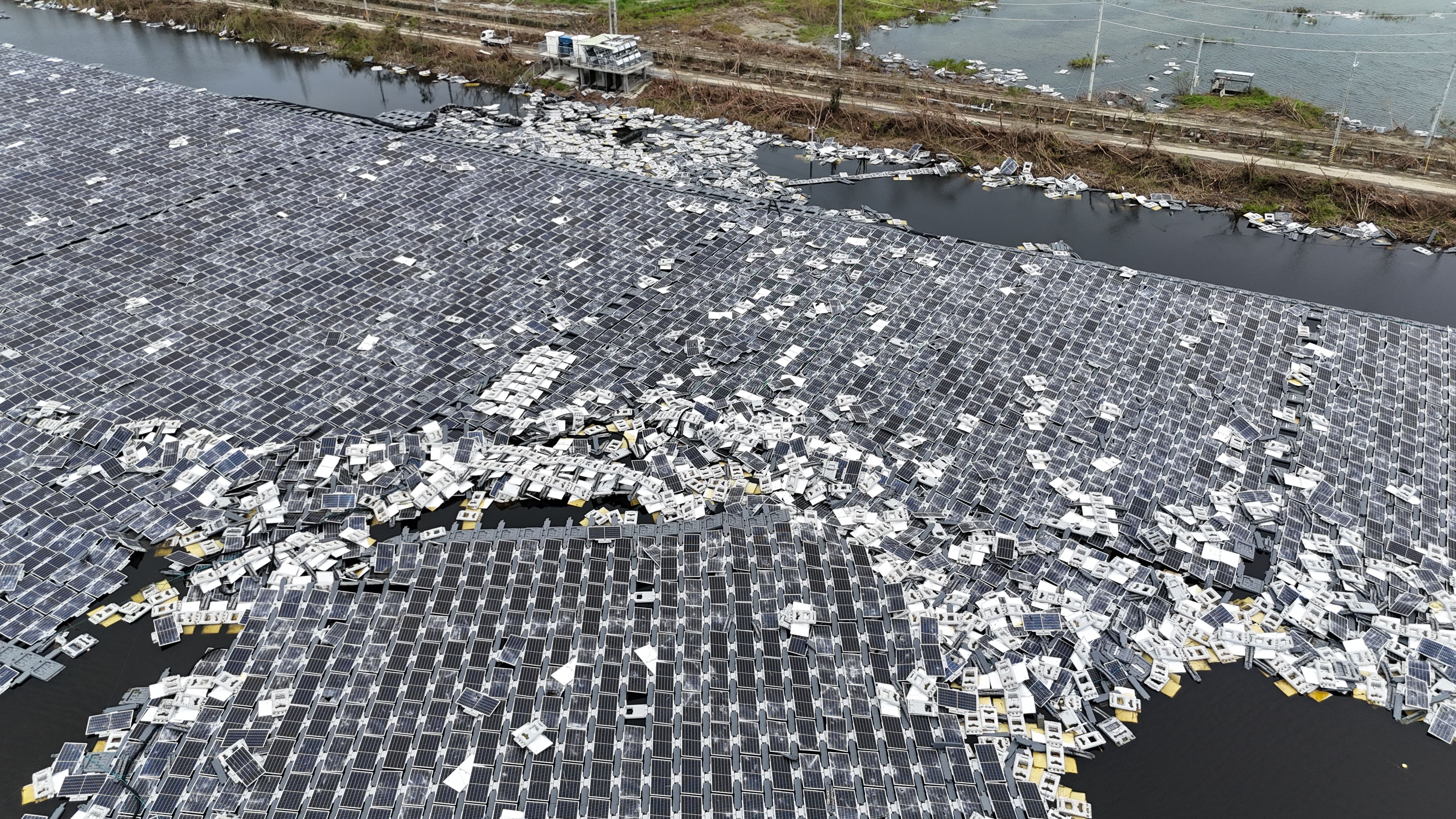 台风丹娜丝が南台湾を襲い、嘉义滞洪池光电案场も大きな被害を受け、多数の光电板が散らばった。（资料照、呂紹煒撮影）