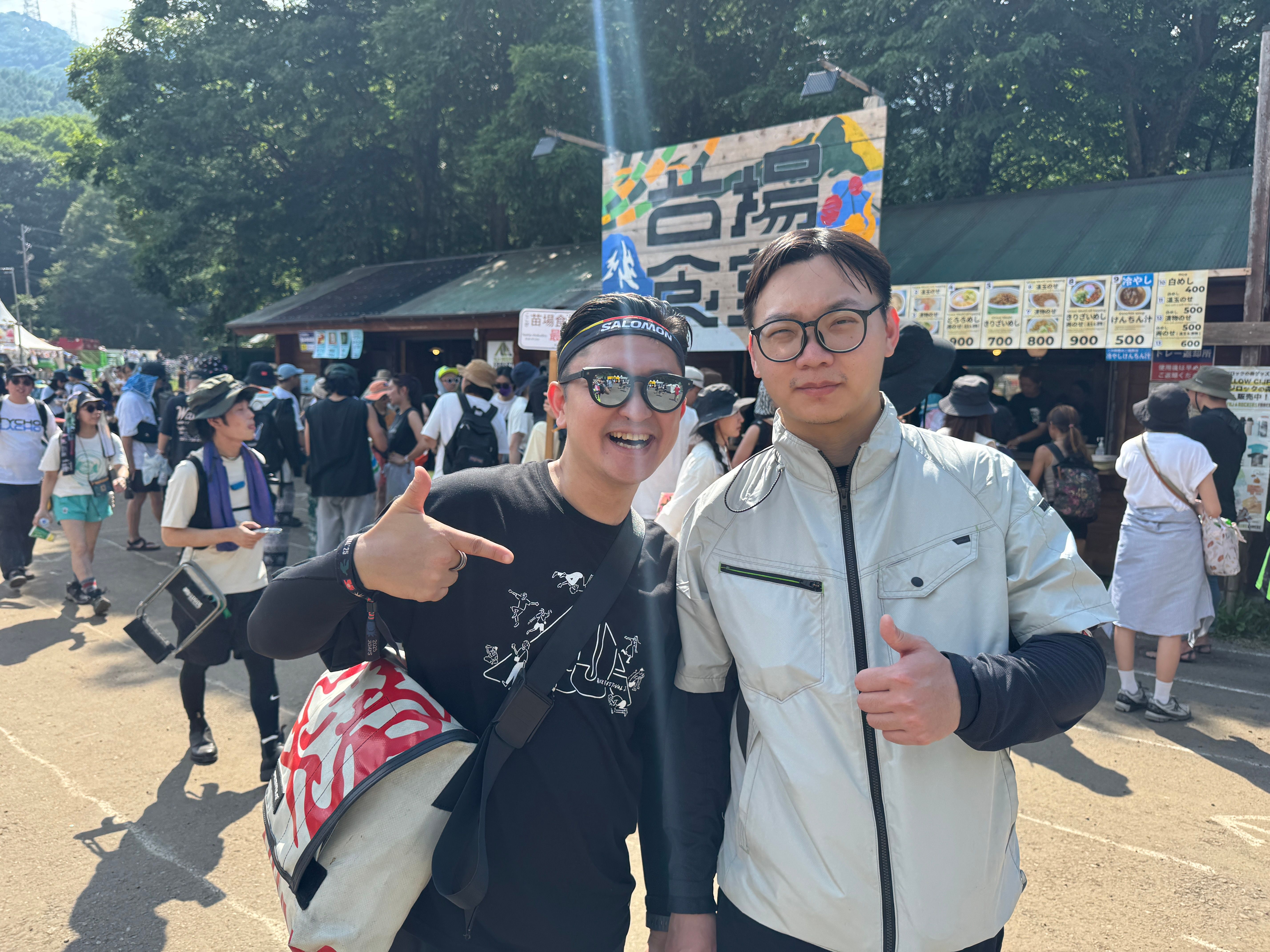 5回目の参加となるRIK（左）さん。会場全体を探索し、隠れたスポットやアーティスト作品「ゴンちゃん」の魅力を紹介してくれた。5年連続参加で、今年は2回目のボランティアスタッフとして参加したIsaac（右）さん。黃信維