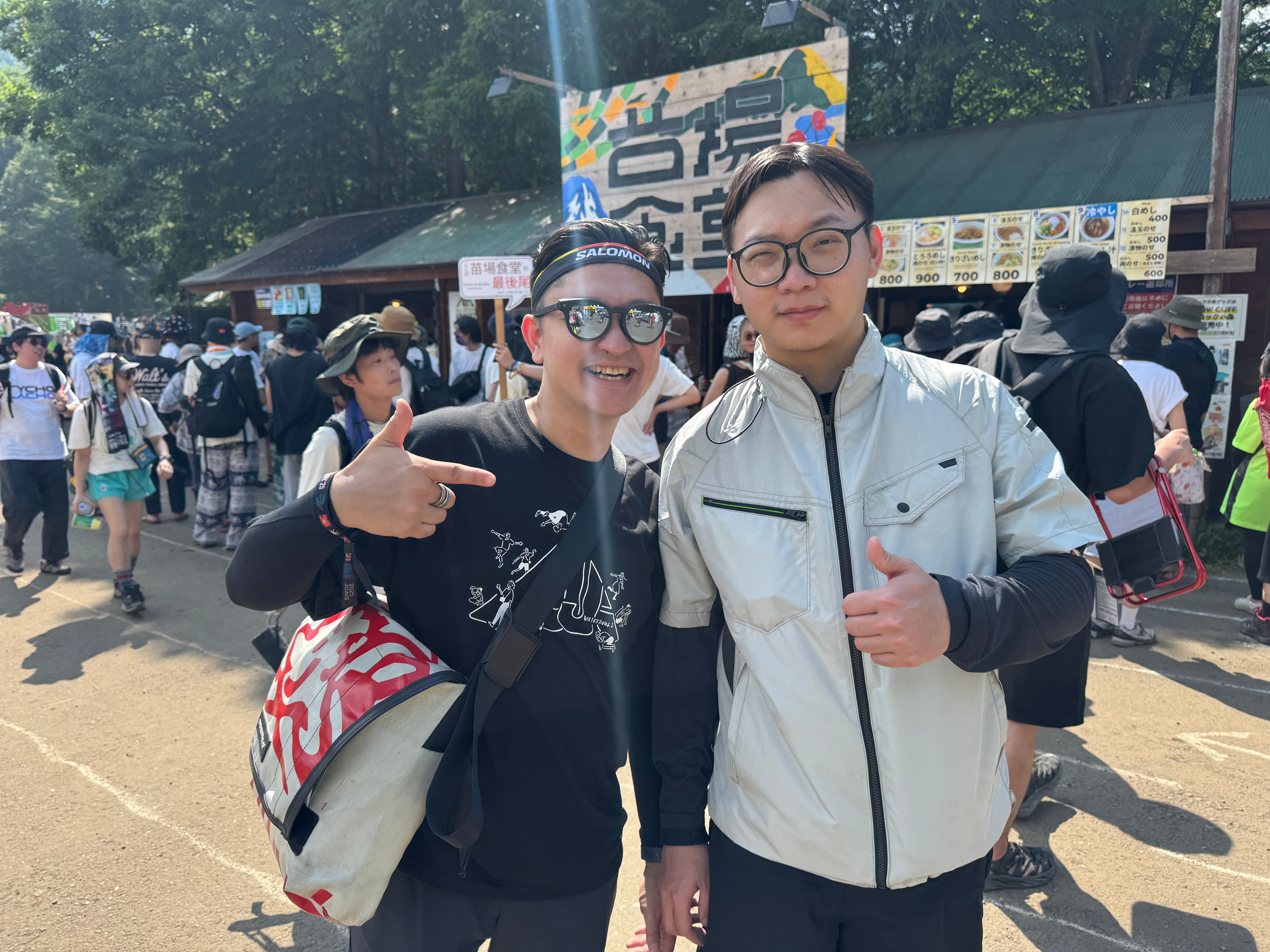 5回目の参加となるRIK（左）さん。会場全体を探索し、隠れたスポットやアーティスト作品「ゴンちゃん」の魅力を紹介してくれた。5年連続参加で、今年は2回目のボランティアスタッフとして参加したIsaac（右）さん。黃信維