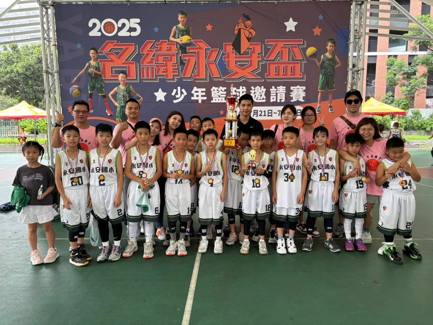 第一屆名緯永安盃4天賽程完美落幕，地主隊永安國小籃球隊在16支球隊競爭激烈中脫穎而出，在5年級與6年級組都奪得季軍的佳績。（圖/名緯媒體集團）