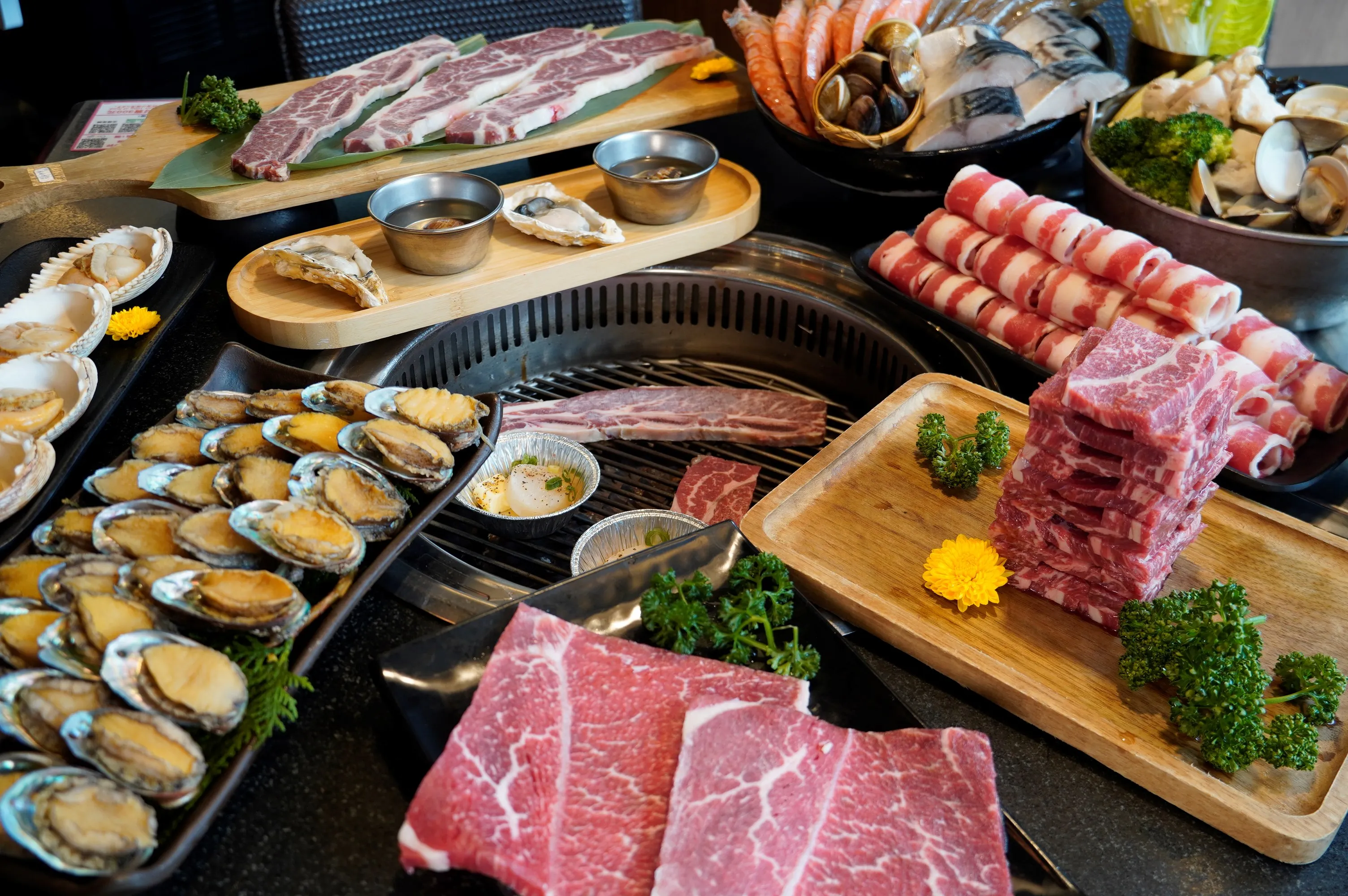 熊一燒肉好禮九孔鮑魚吃到飽（圖／馬辣集團提供）