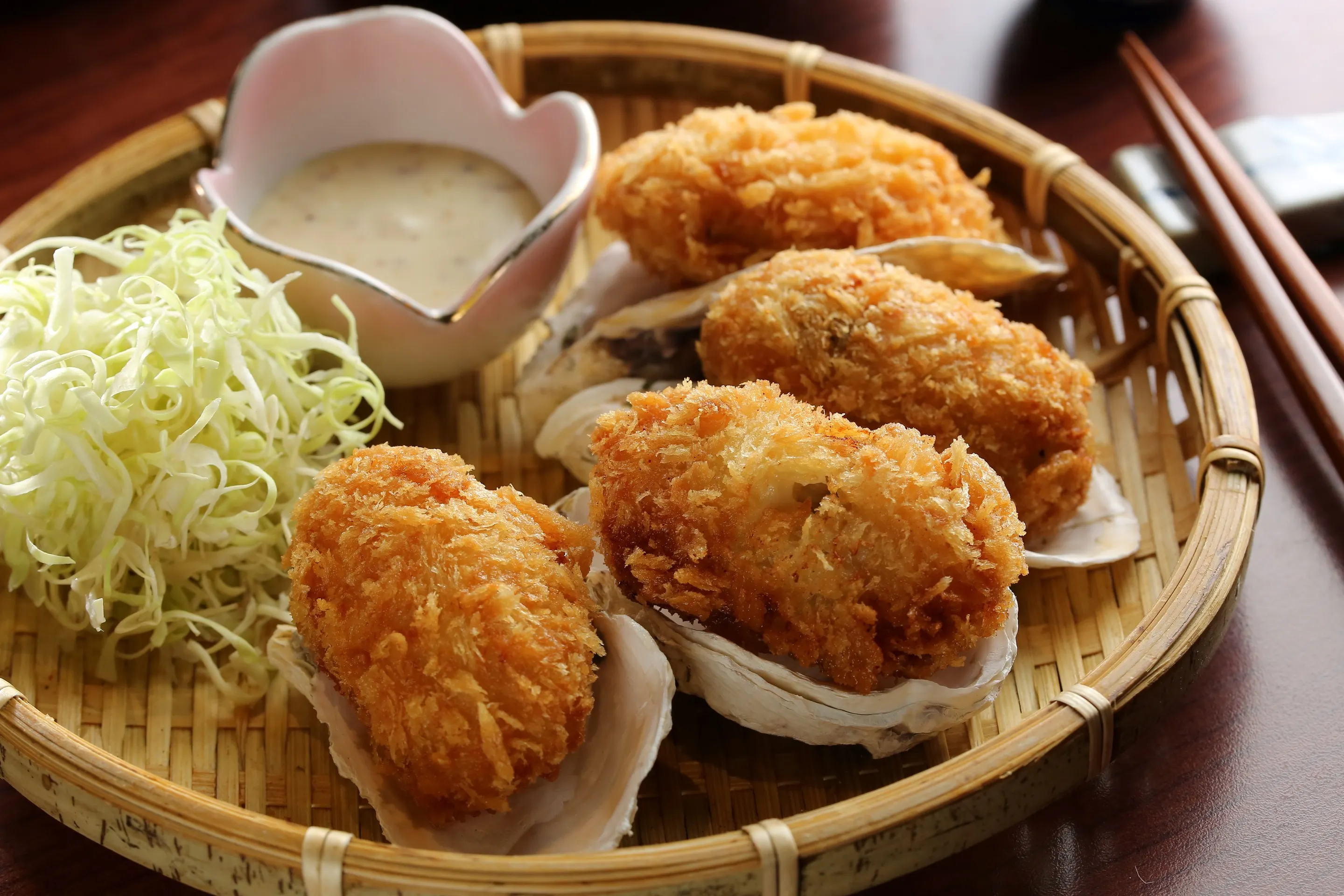 狗一下證件禮廣島炸牡蠣 （圖／馬辣集團提供）