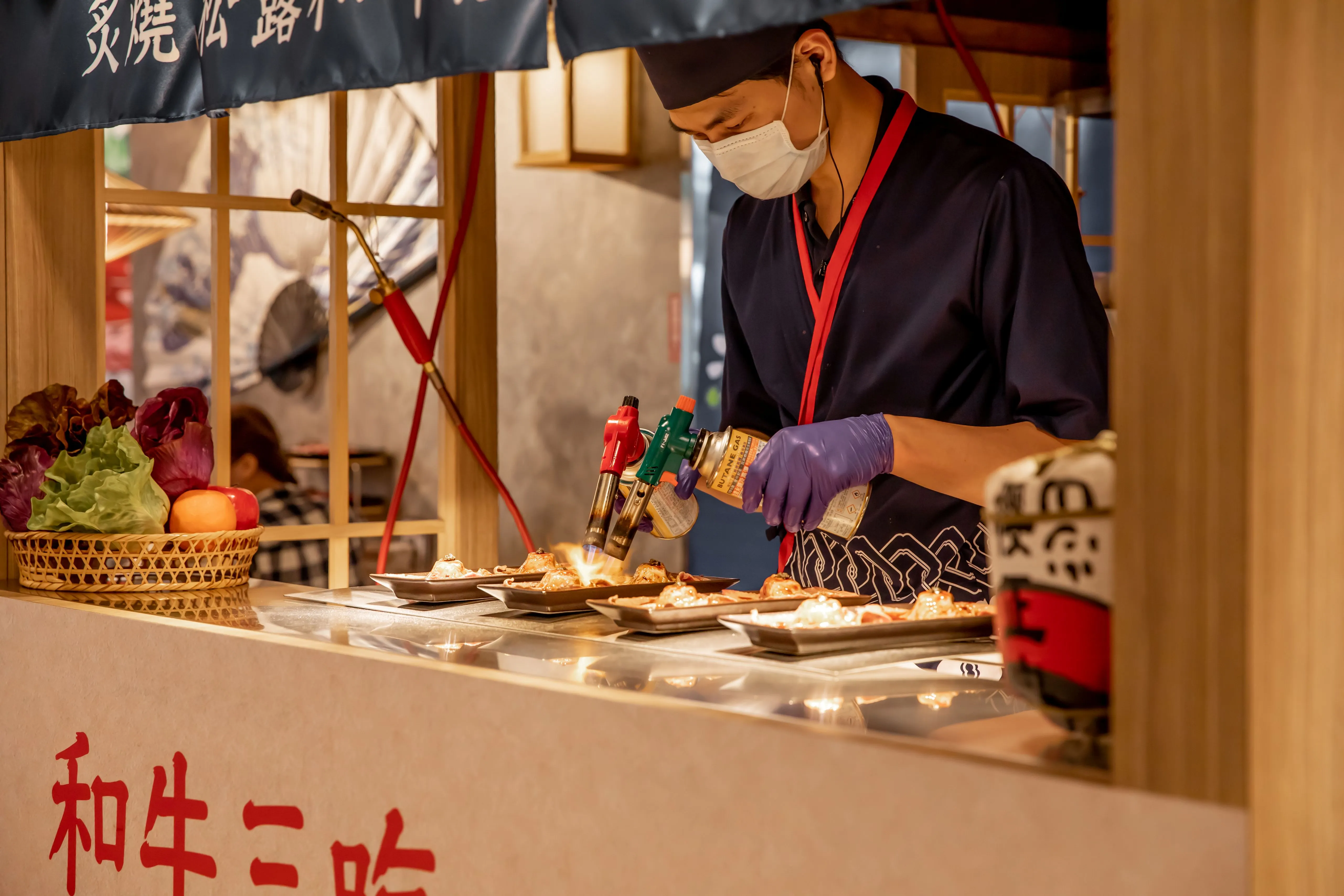 涮樂炙燒握壽司現點現做（圖／馬辣集團提供）