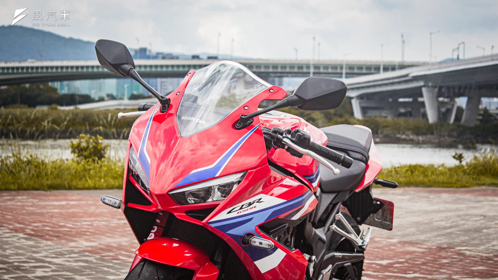 新款車頭設計更靠攏自家中量級跑車CBR600RR，刪去了複雜的線條打造更為洗鍊的視覺。