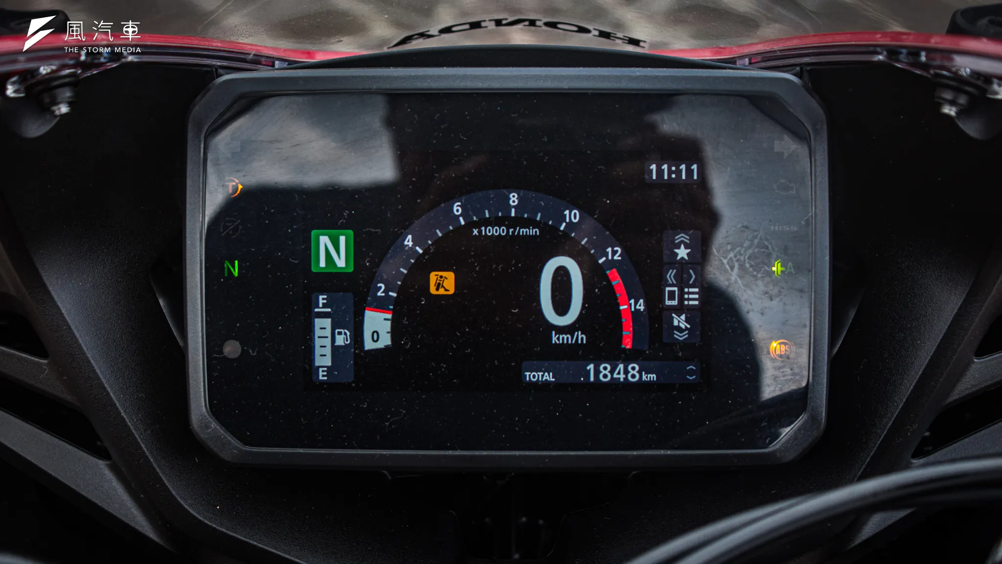 CBR650R 捨棄高反差儀表板，改採用全彩TFT數位螢幕，除了基本車輛資訊外也可以進行多項個人化設定。