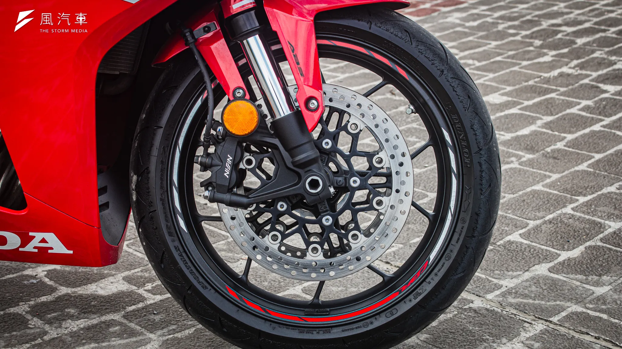 前制動採用NISSIN對象四活塞輻射卡前以及310mm的浮動碟盤，提供絕佳的制動力道。