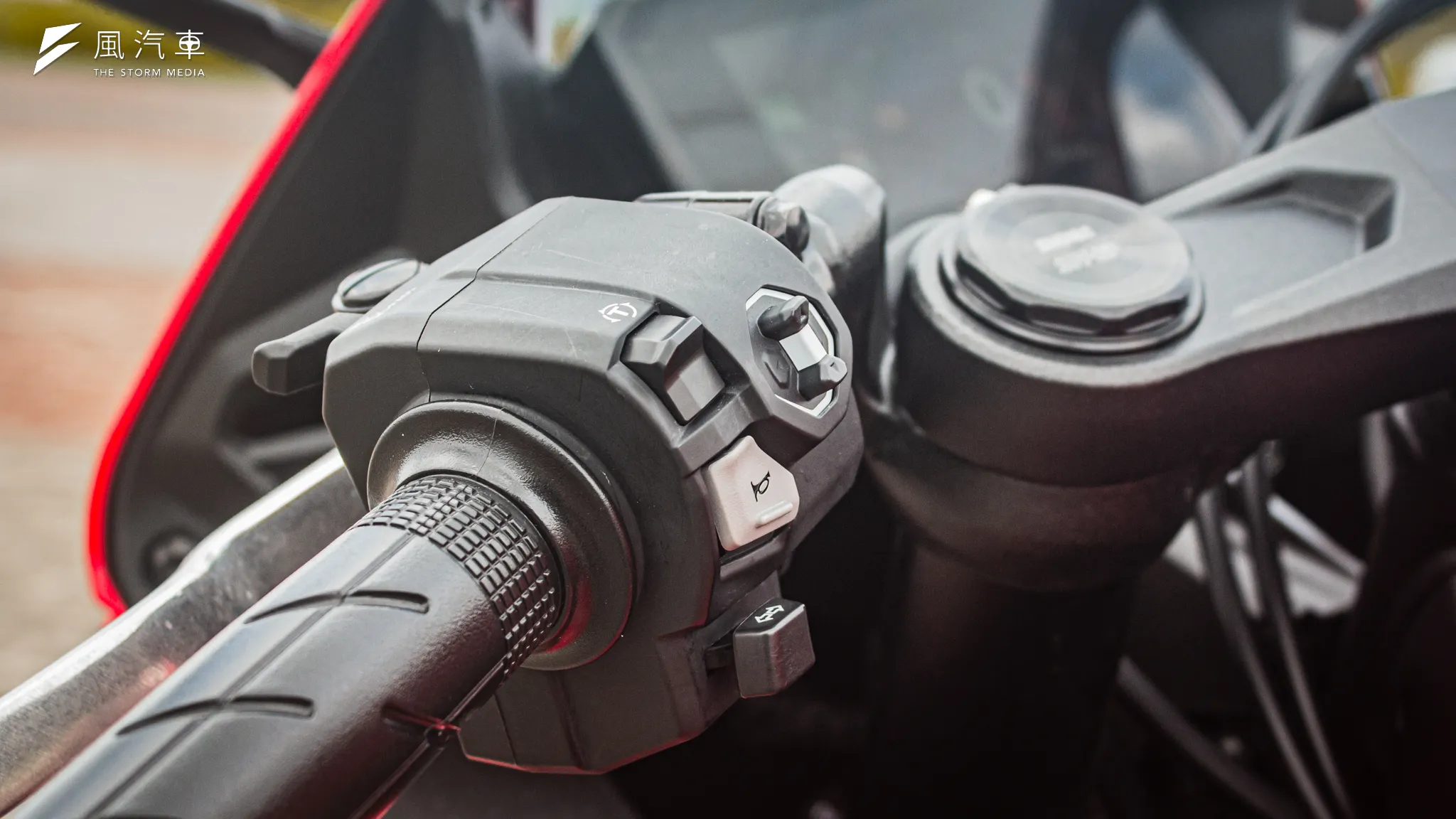 儀錶板資訊能夠透過左把手開關上新設的撥桿進行設定，此外也可以看到TCS開關設置在傳統遠近燈位置，遠近燈開關則整合至超車燈中。